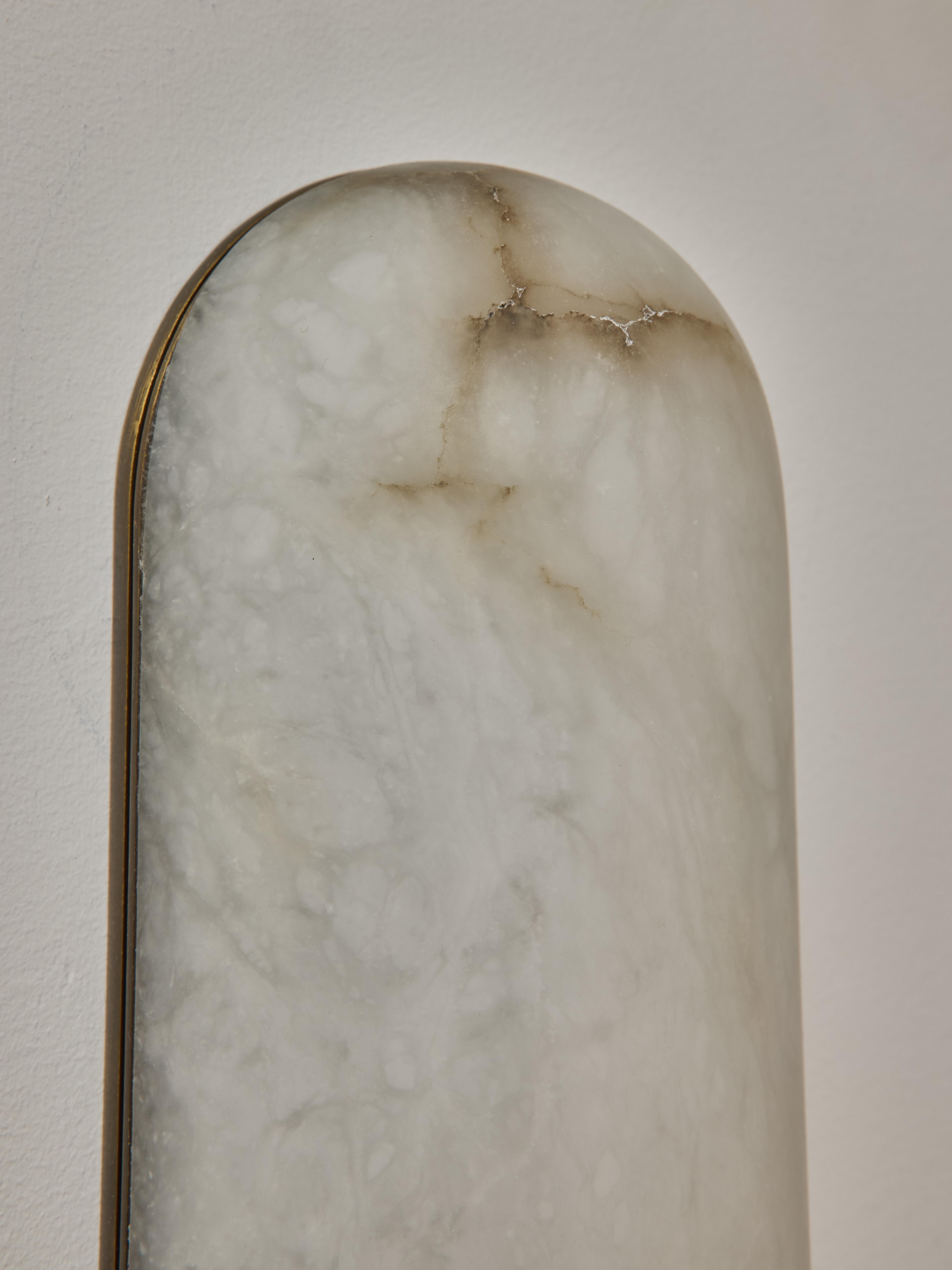 XXI secolo e contemporaneo Applique curve e lunghe in ottone e alabastro di Glustin Luminaire in vendita