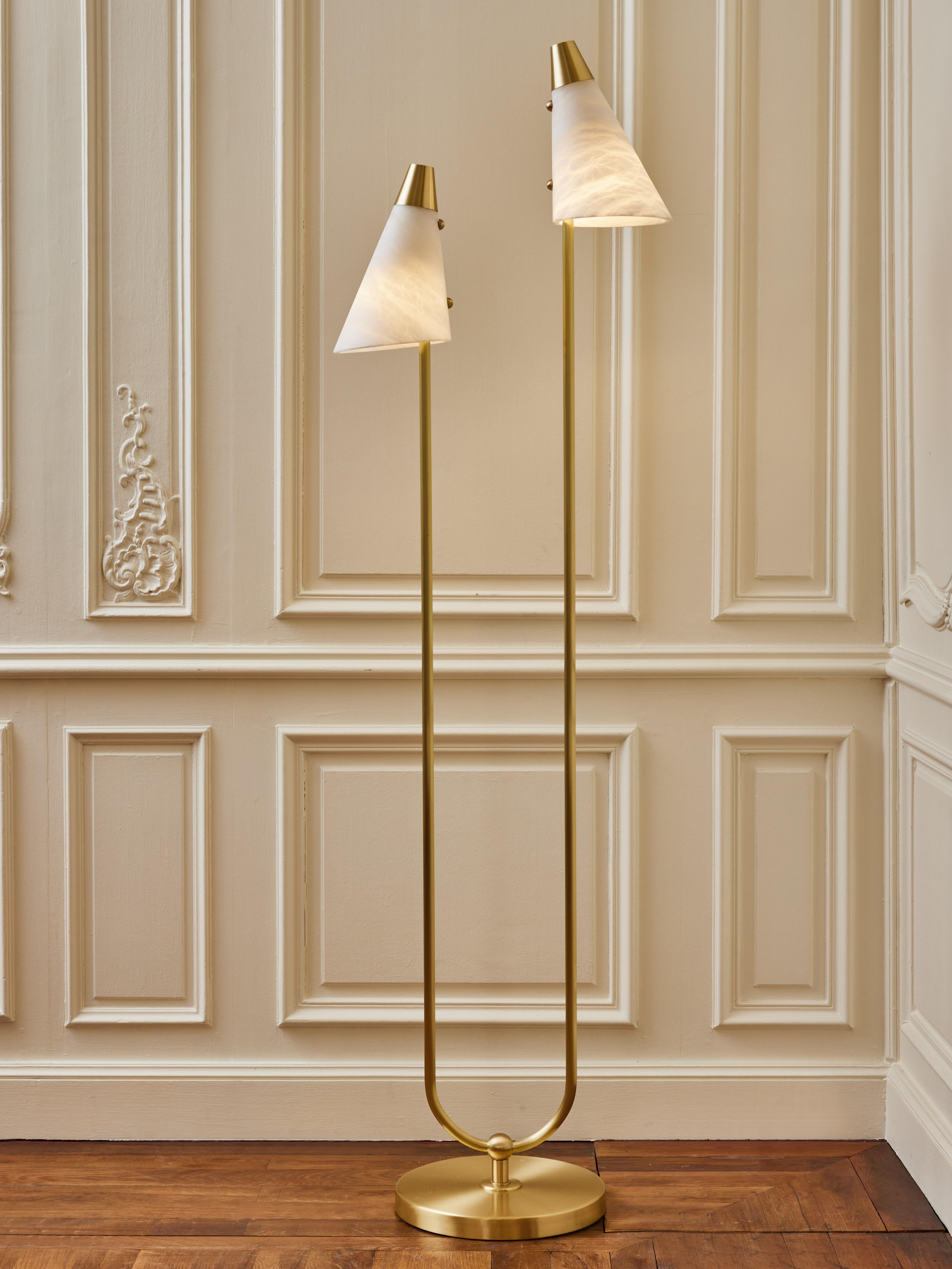 Floor lamp in brushed brass with 2 alabaster scones.
Creation by Studio Glustin.