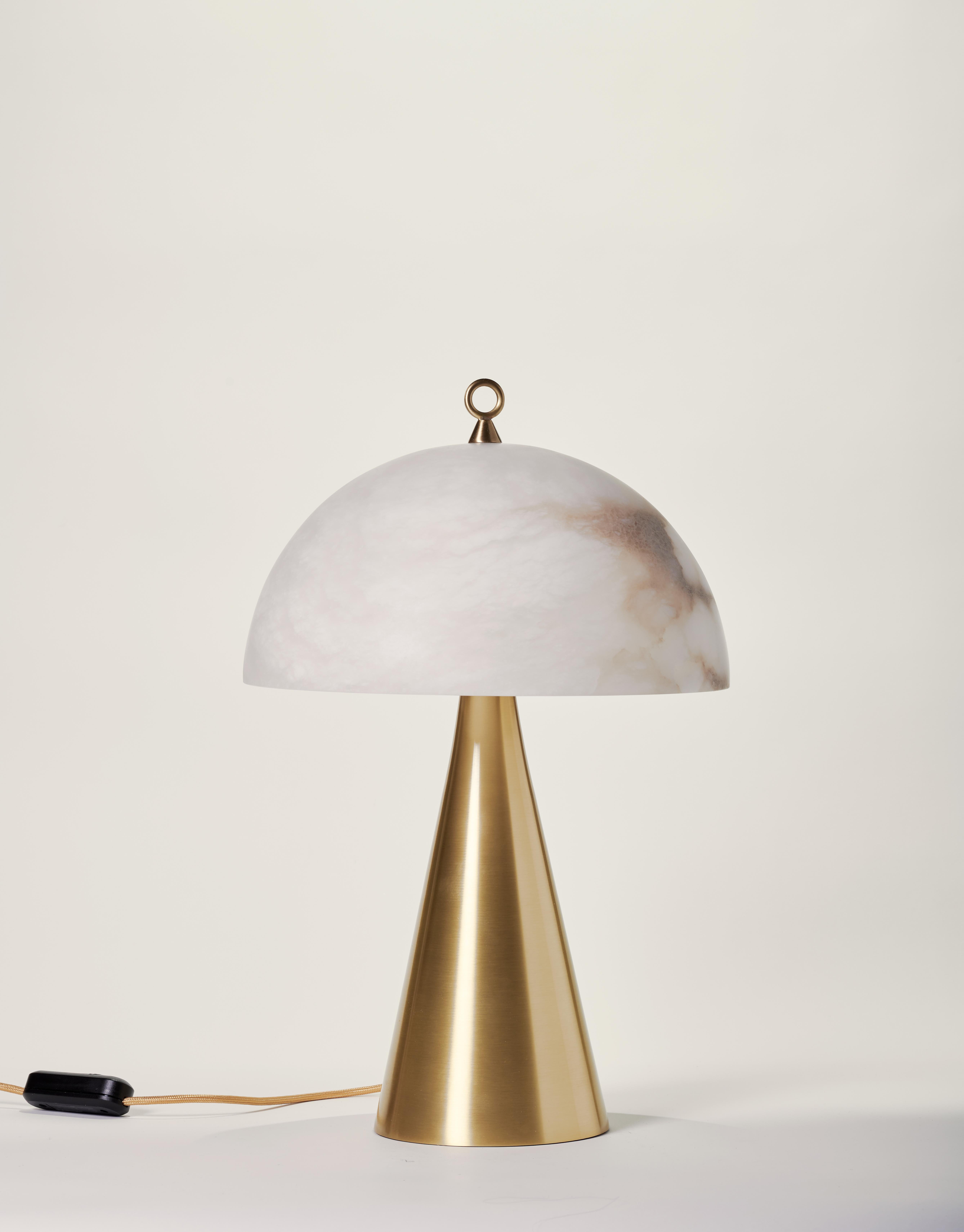 Lampada da tavolo Fungotto in ottone e alabastro di Matlight Milano
Dimensioni: P 35 x L 35 x H 55 cm.
Materiali: Ottone e Alabastro.

Realizzato a mano in Italia. Tutte le nostre lampade possono essere cablate a seconda del Paese. Se viene venduto