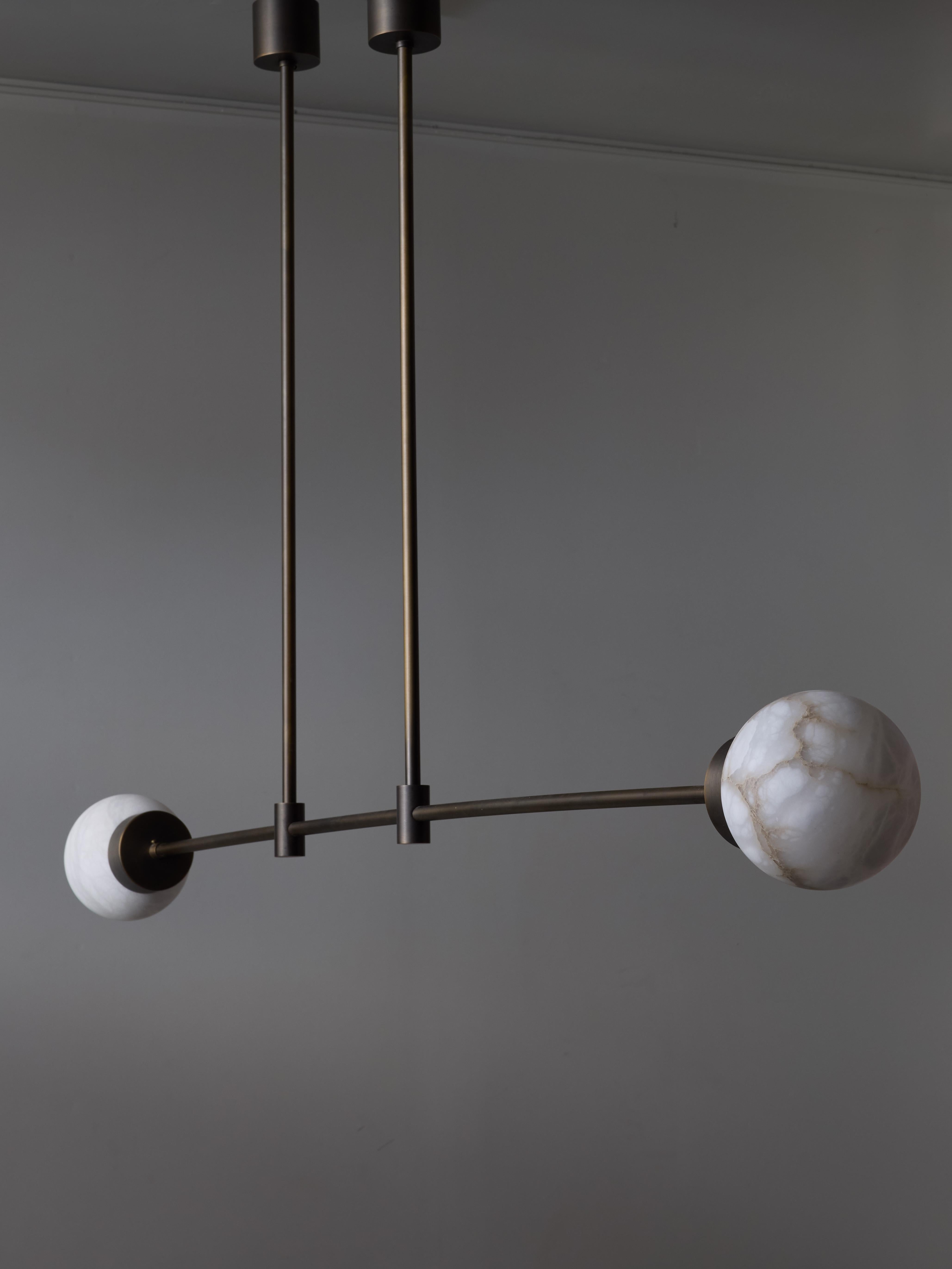 Moderno Lampadario in ottone e globi di alabastro a linea asimmetrica in vendita