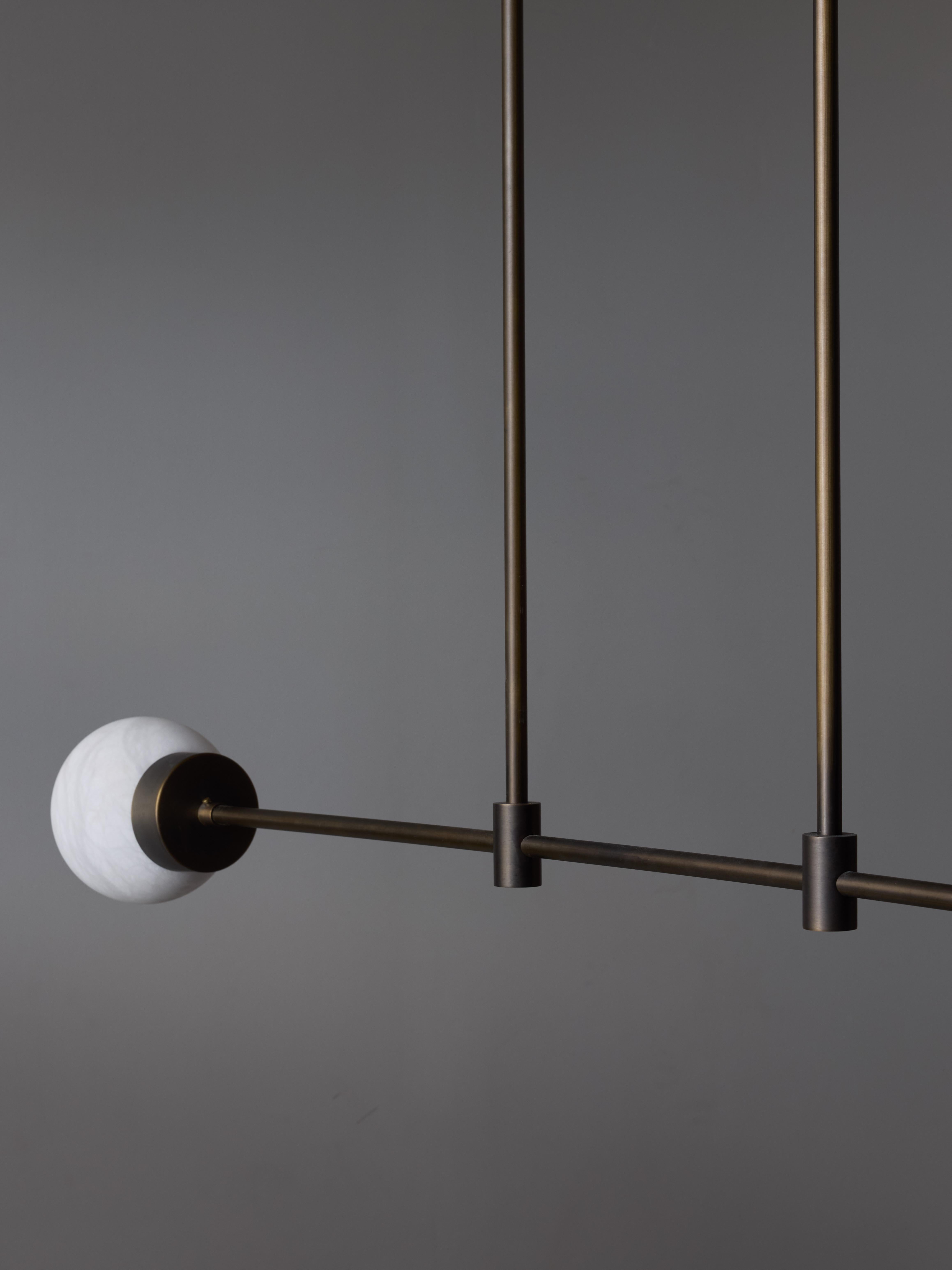 Italiano Lampadario in ottone e globi di alabastro a linea asimmetrica in vendita