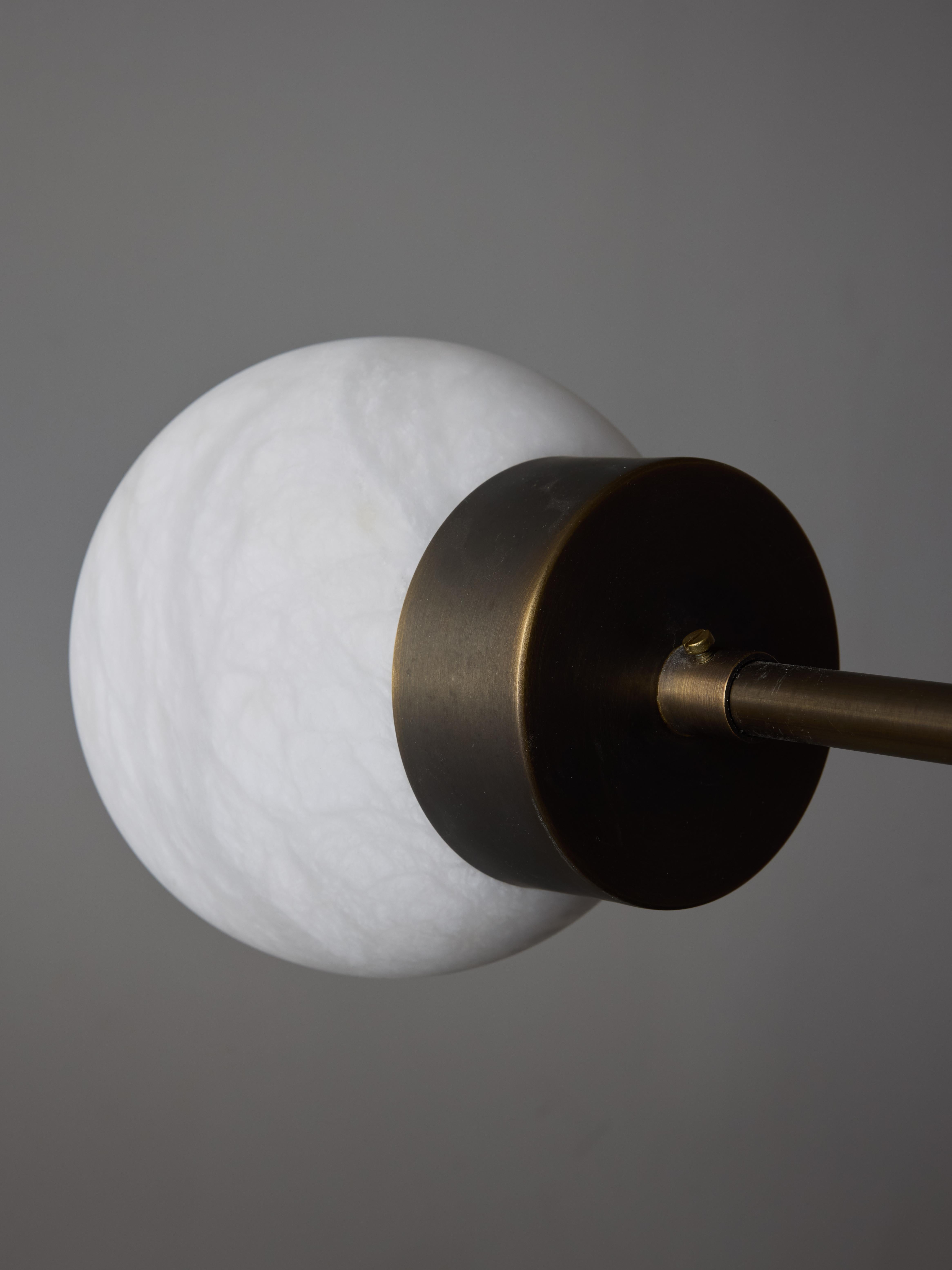 Lampadario in ottone e globi di alabastro a linea asimmetrica In condizioni Nuovo in vendita a Saint-Ouen, IDF
