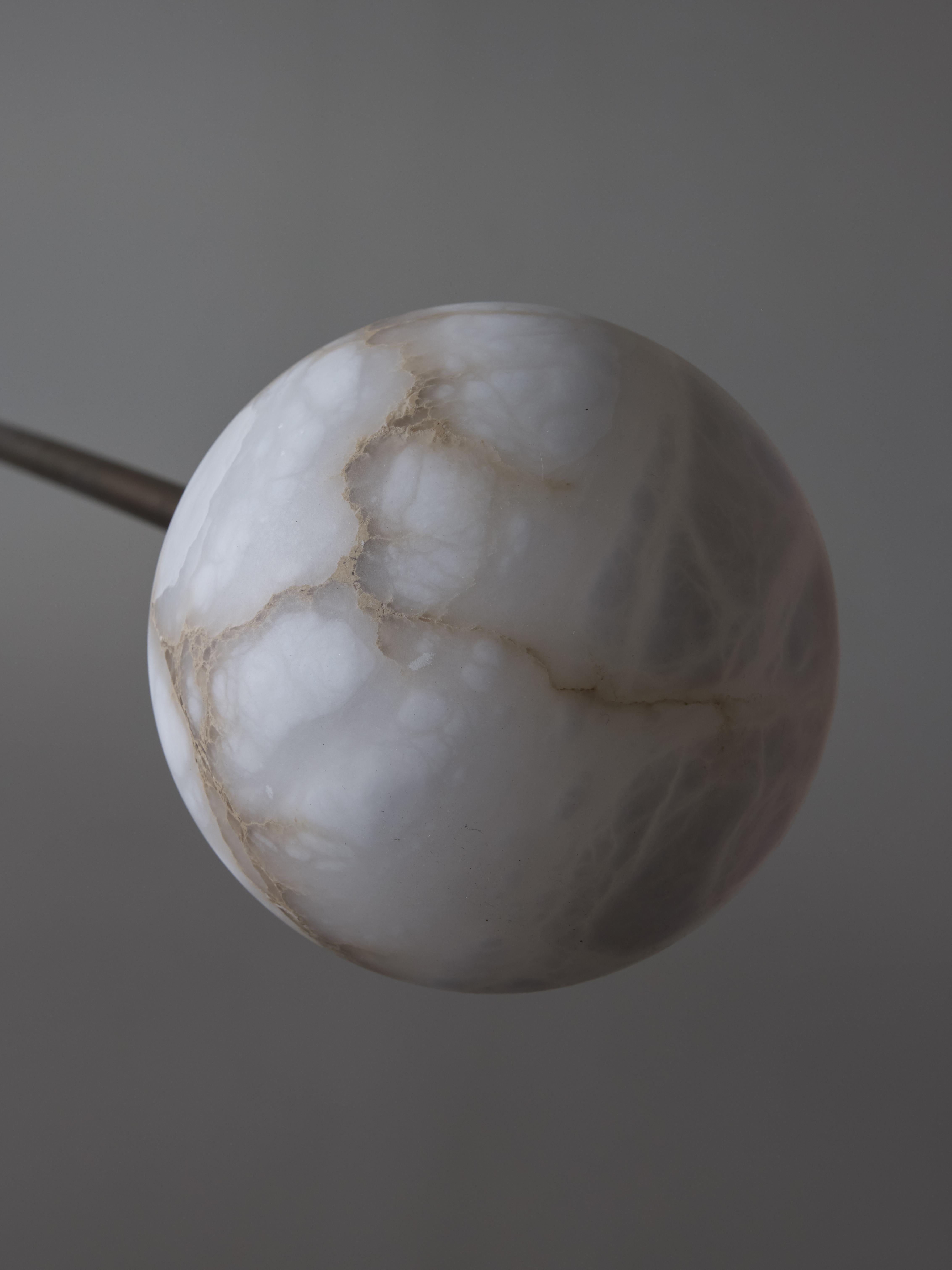 XXI secolo e contemporaneo Lampadario in ottone e globi di alabastro a linea asimmetrica in vendita