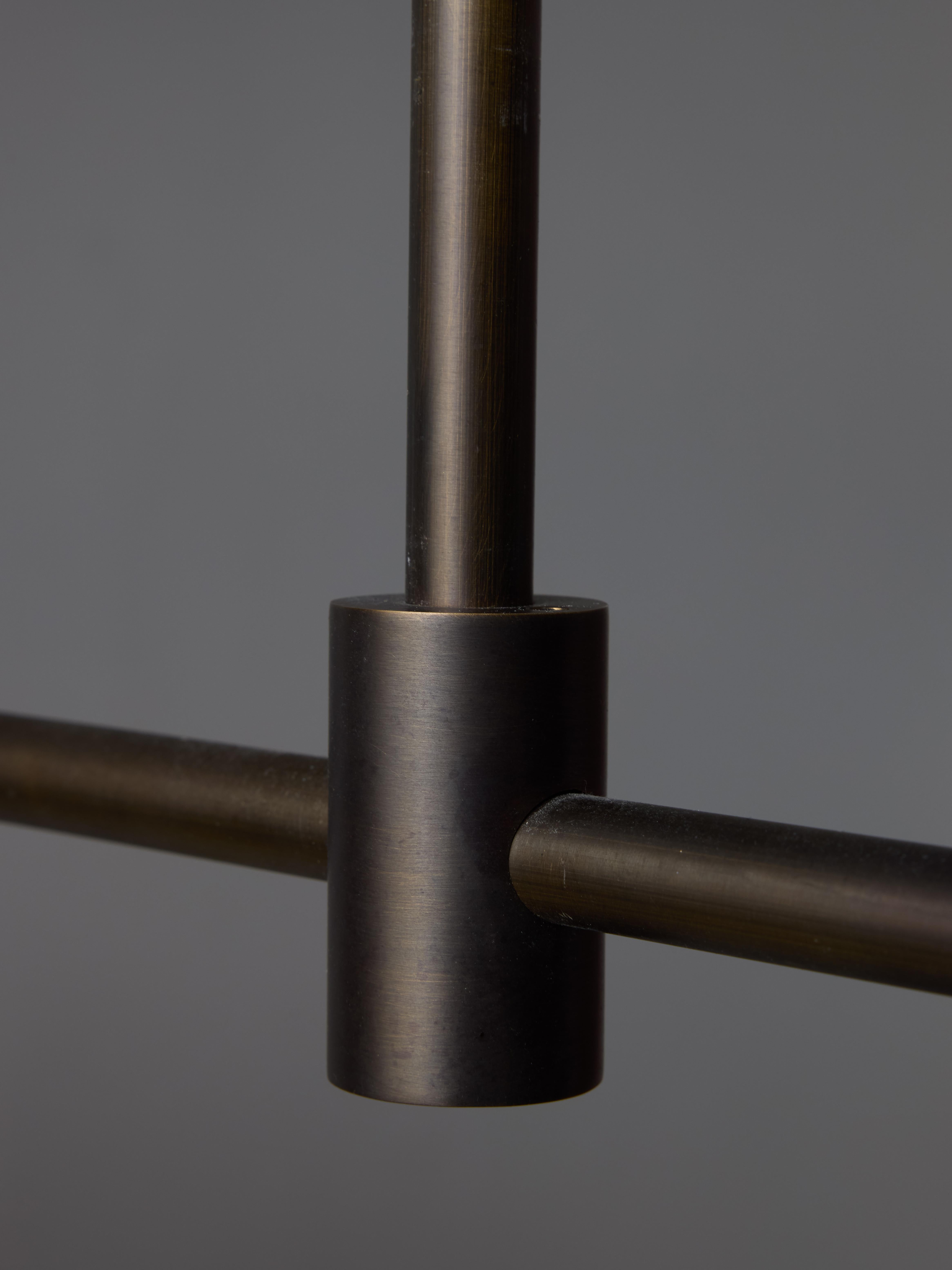 Ottone Lampadario in ottone e globi di alabastro a linea asimmetrica in vendita
