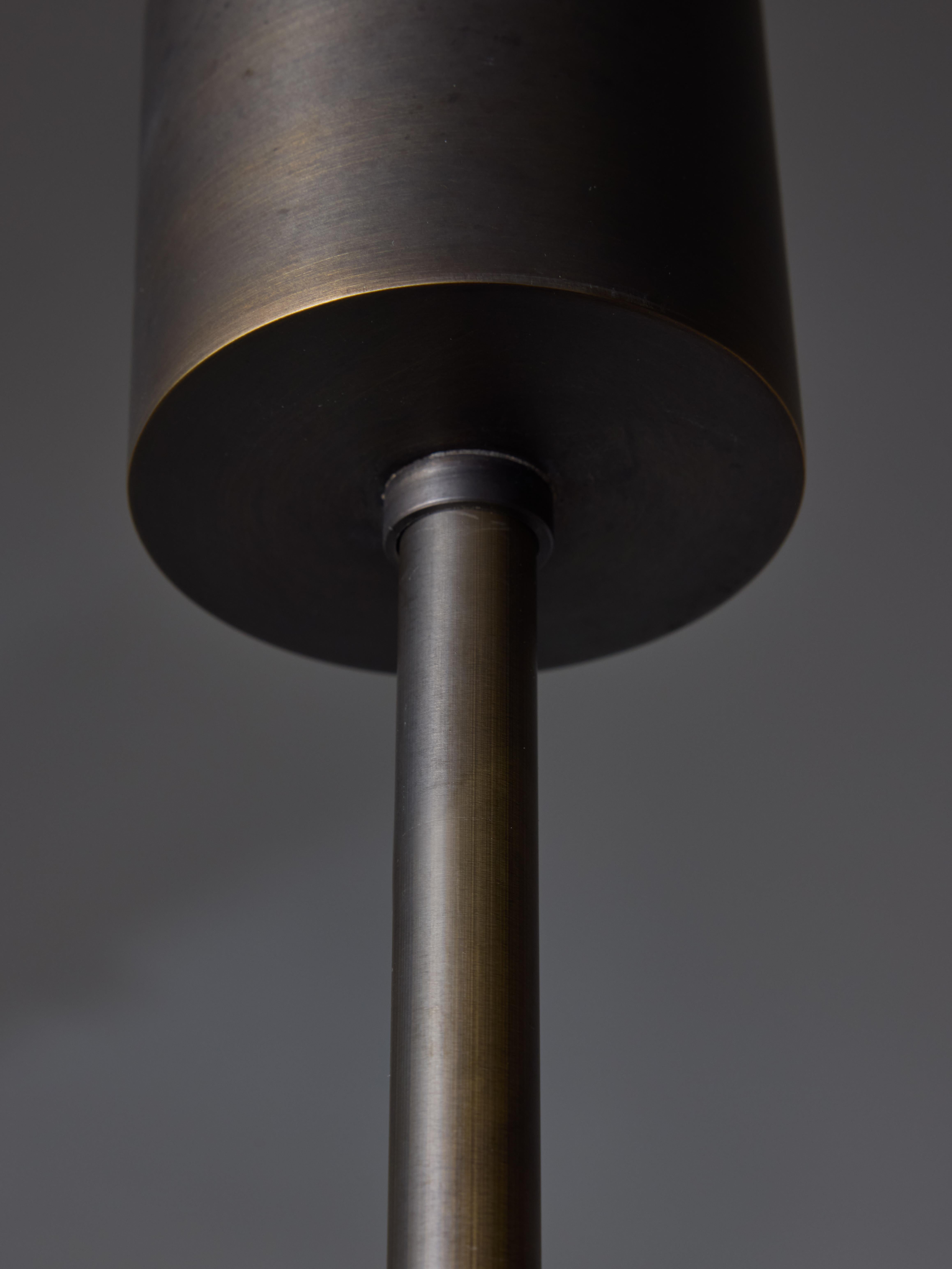 Lampadario in ottone e globi di alabastro a linea asimmetrica in vendita 1