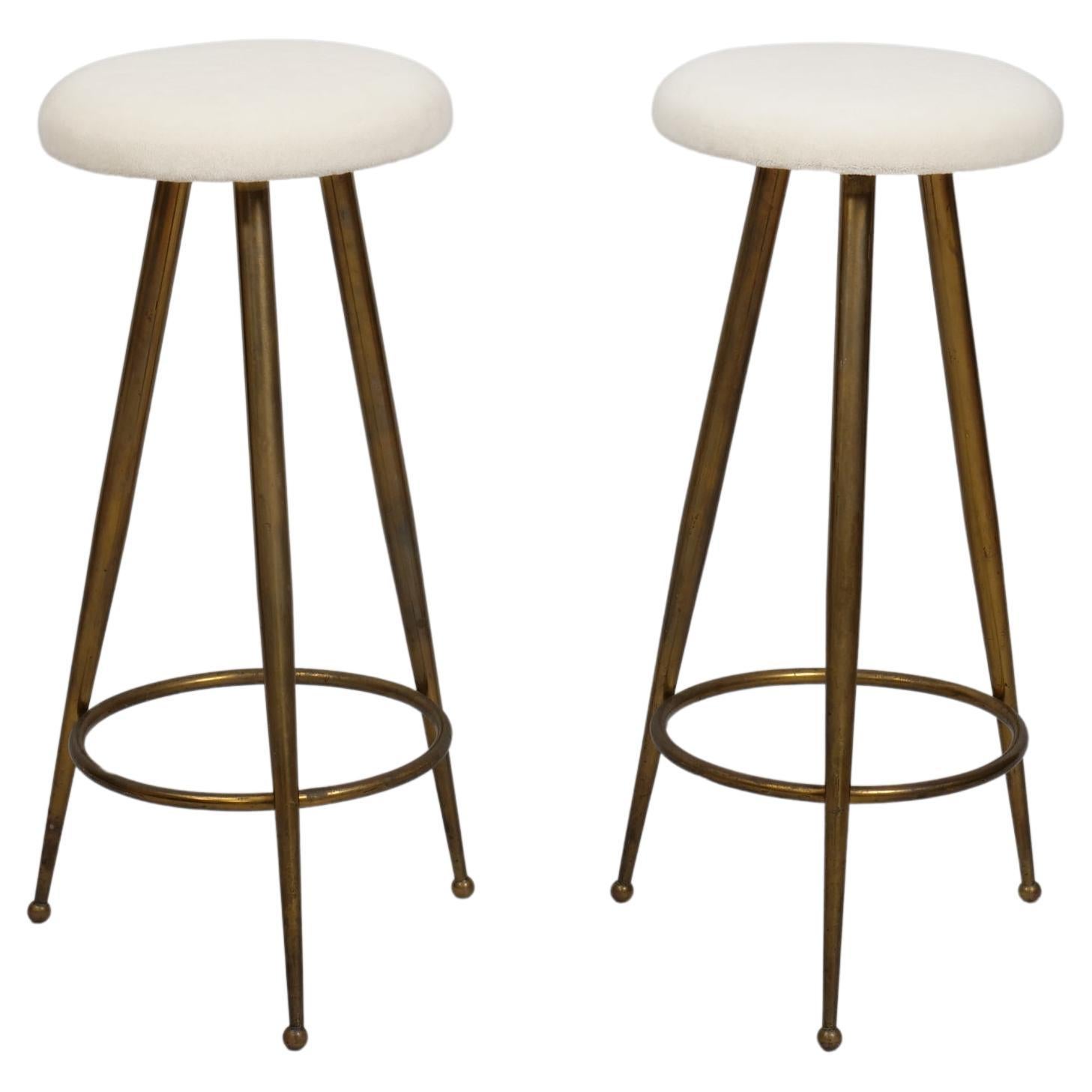 Pair brass bar stools by Gio Ponti. Italy c1950

Re upholstered in off white alpaca velvet which contrasts nicely with the brass patina
