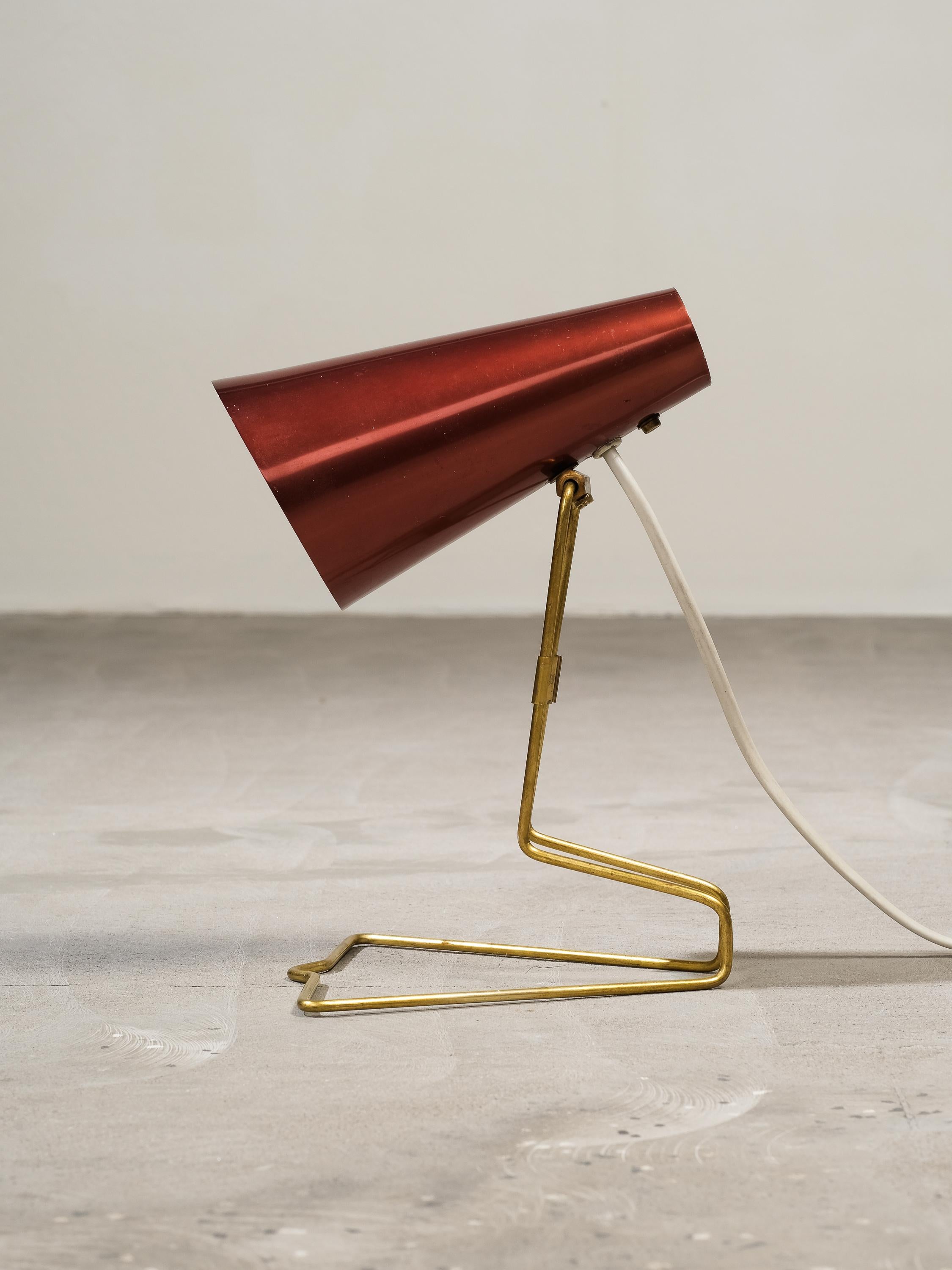 Applique de table ou murale en laiton et aluminium produite par Presenta pour Idman, Finlande, C.C. L'ombre a une très belle teinte rouge légèrement rouillée. 

Dimensions hors tout (pouces) : 9.5