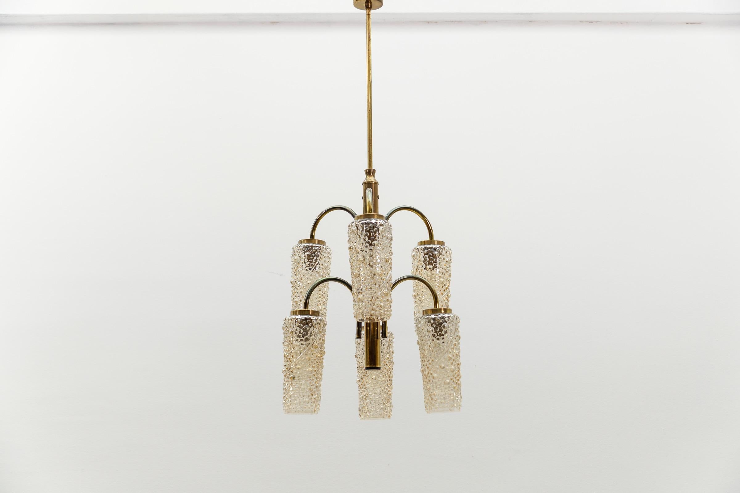 Lampada da soffitto in ottone e vetro a bolle d'aria ambrato, Germania 1960

Eseguito in vetro, metallo e ottone. La lampada necessita di 6 lampadine a vite E14 Edison, è cablata, funzionante e funziona sia a 110 che a 230 volt.

Le nostre lampade