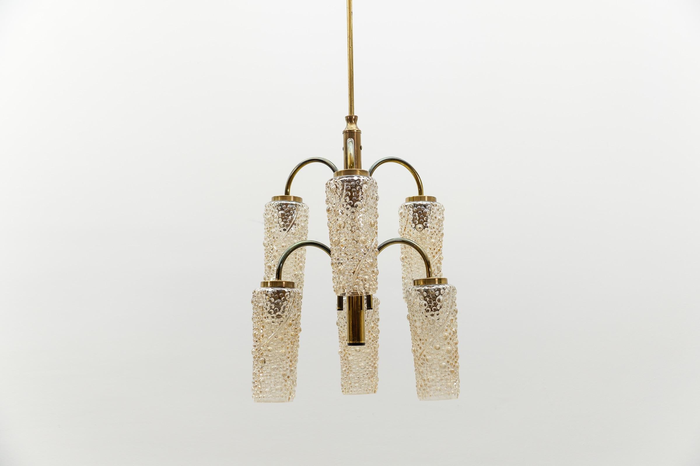 Lampada da soffitto in ottone e vetro a bolle d'aria ambrato, Germania 1960 In condizioni buone in vendita a Nürnberg, Bayern