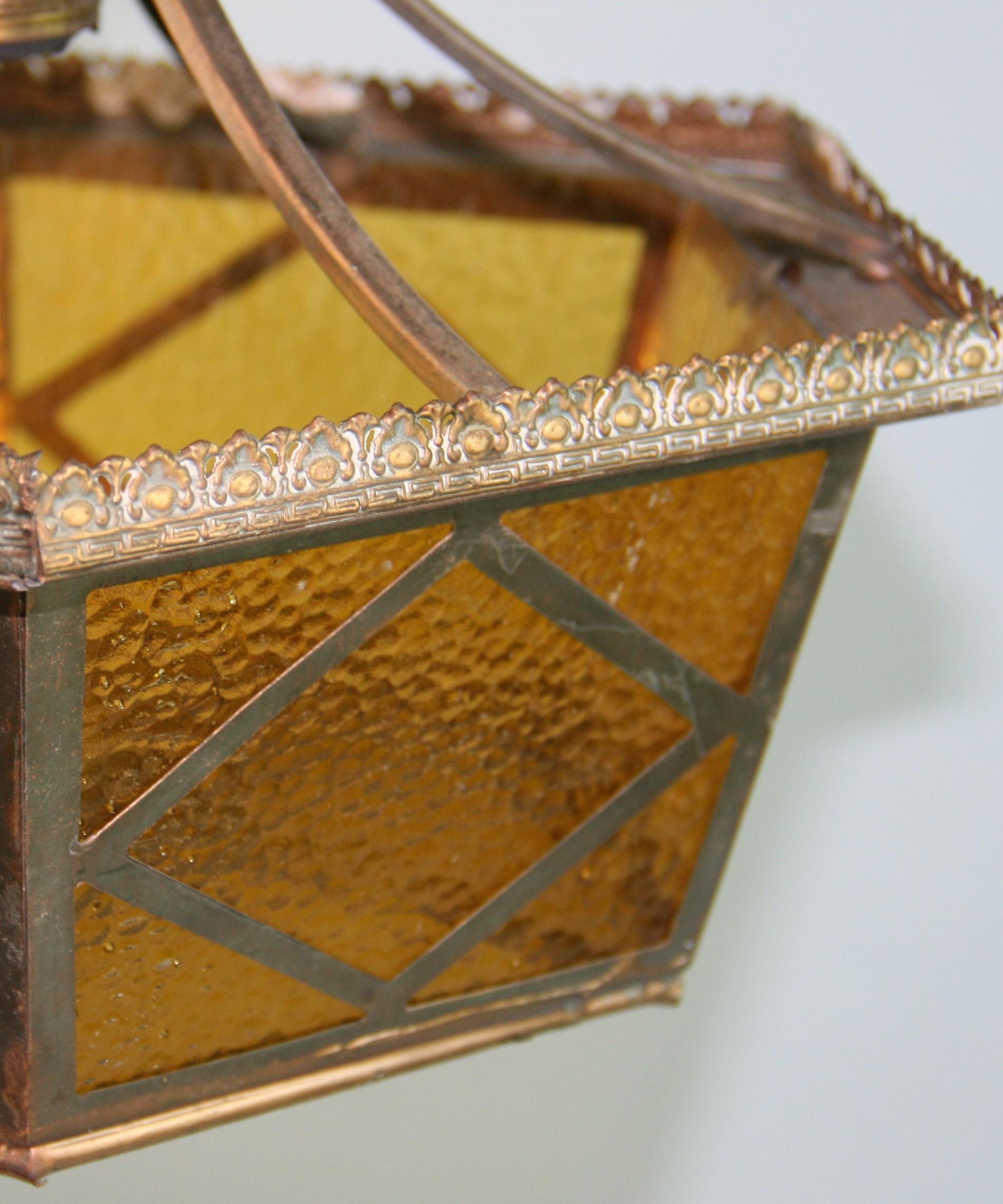 Laiton Pendentif en laiton anglais ancien et verre étoilé ambre en vente