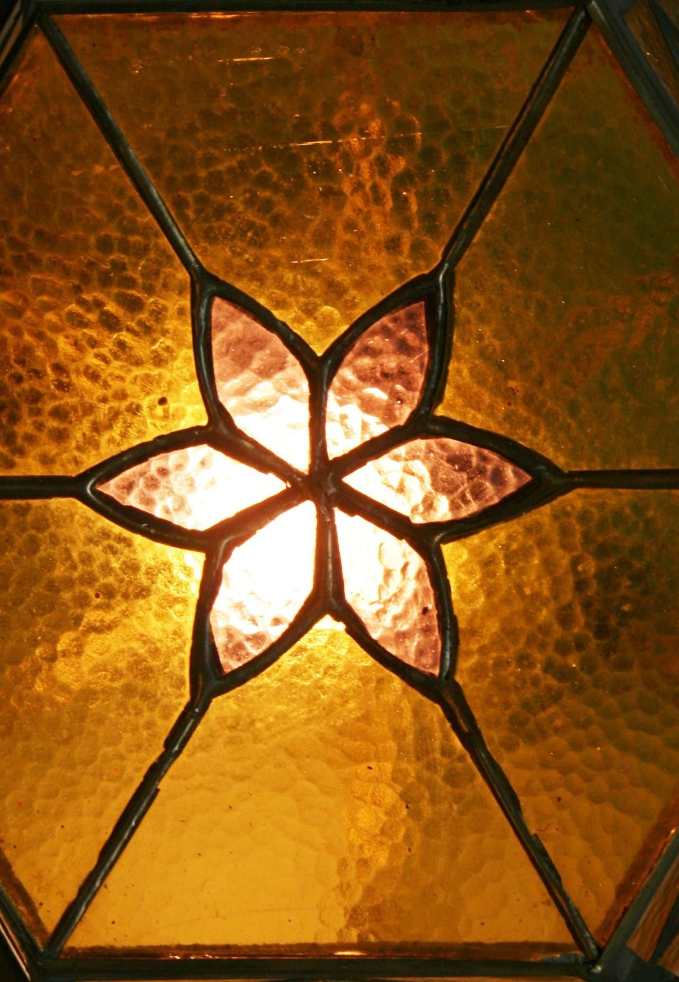 Pendentif en laiton anglais ancien et verre étoilé ambre en vente 3