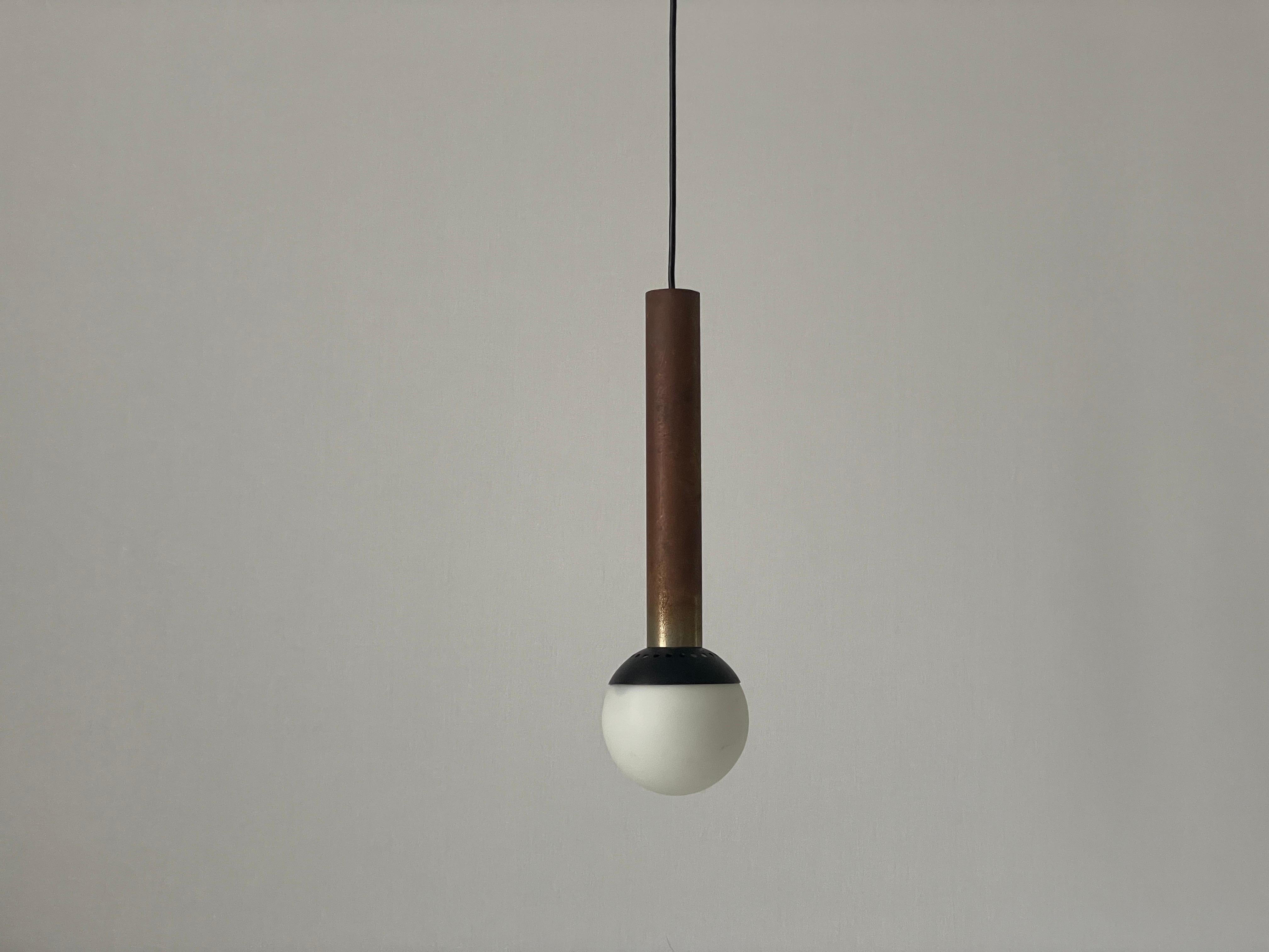 Lámpara de techo de latón y cristal Ball and Ball, atribuida a Stilnovo, años 60, Italia

La pantalla está en muy buen estado vintage.

4 disponibles

Esta lámpara funciona con bombillas E14. 
Con cable y apto para su uso con 220 V y 110 V para