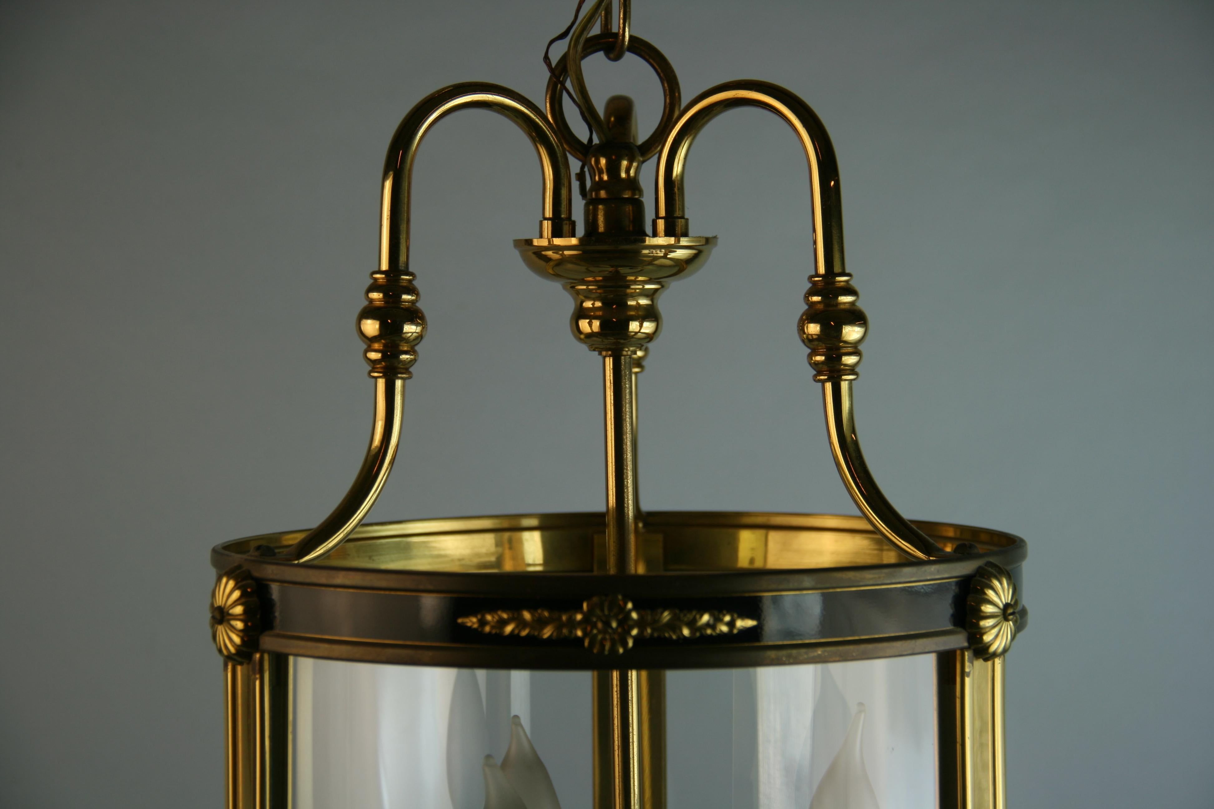 Brass and Bent Glass Federal Style Lantern In Good Condition For Sale In Douglas Manor, NY