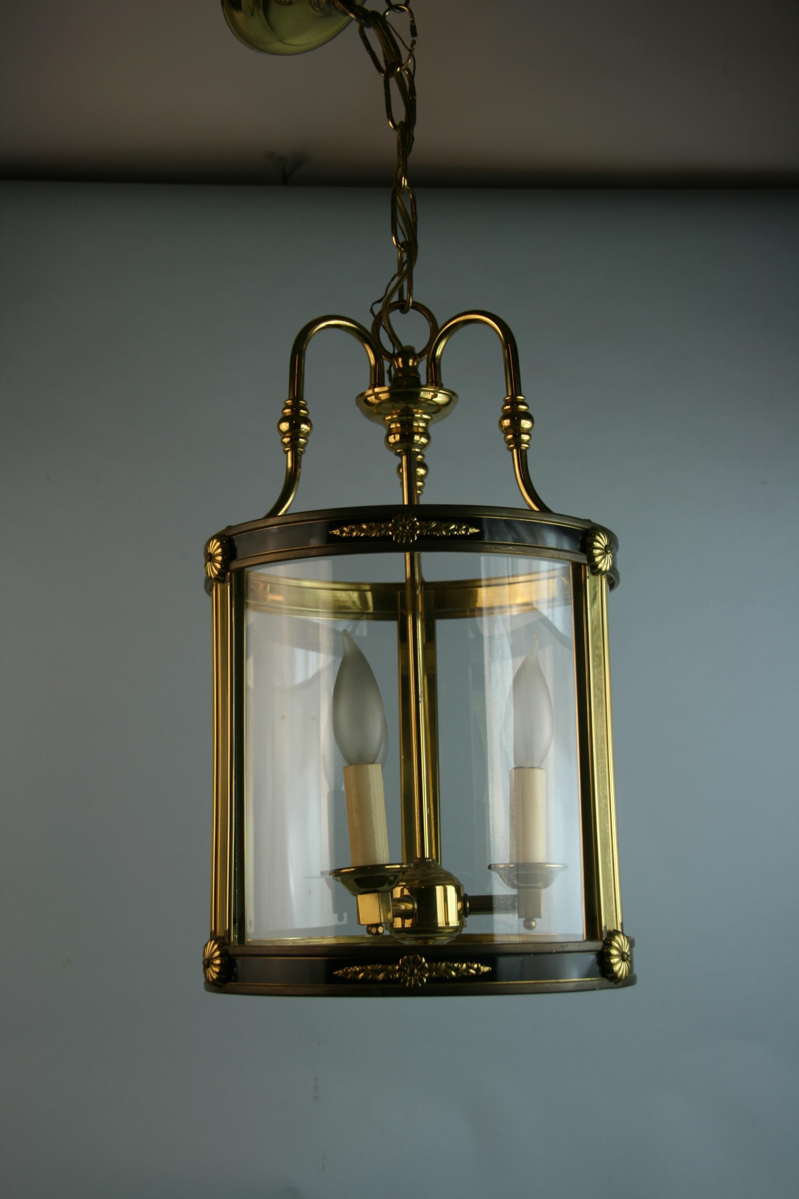 Laterne aus Messing und gebogenem Glas im Federal-Stil (Mitte des 20. Jahrhunderts) im Angebot