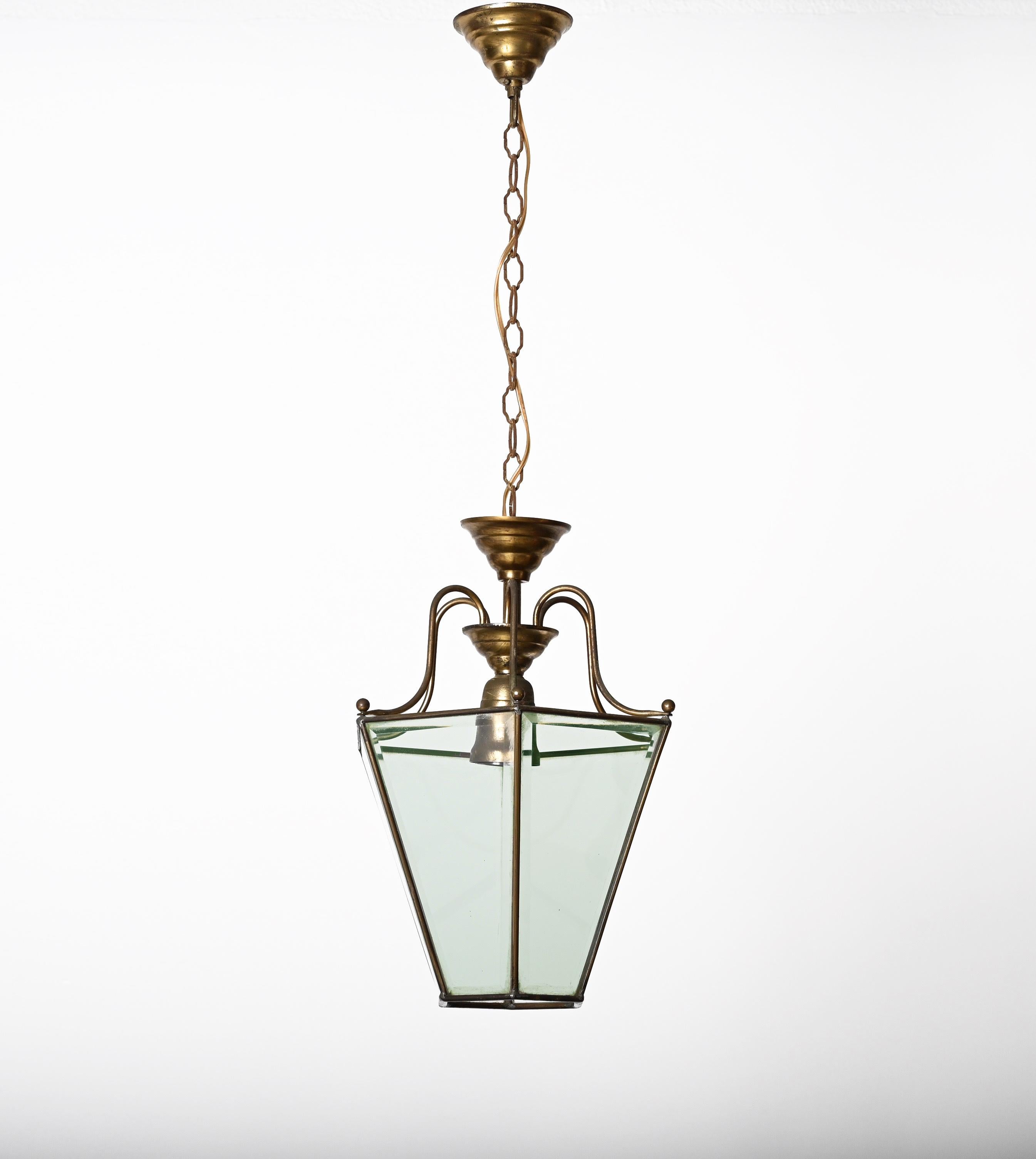 Superb brass and bevelled glass hexagonal chandelier. This amazing pendant light was designed in Italy and inspired by the work of Adolf Loos during the 1950s.

This piece is fantastic thanks to a splendid and clear suspension showing six faceted