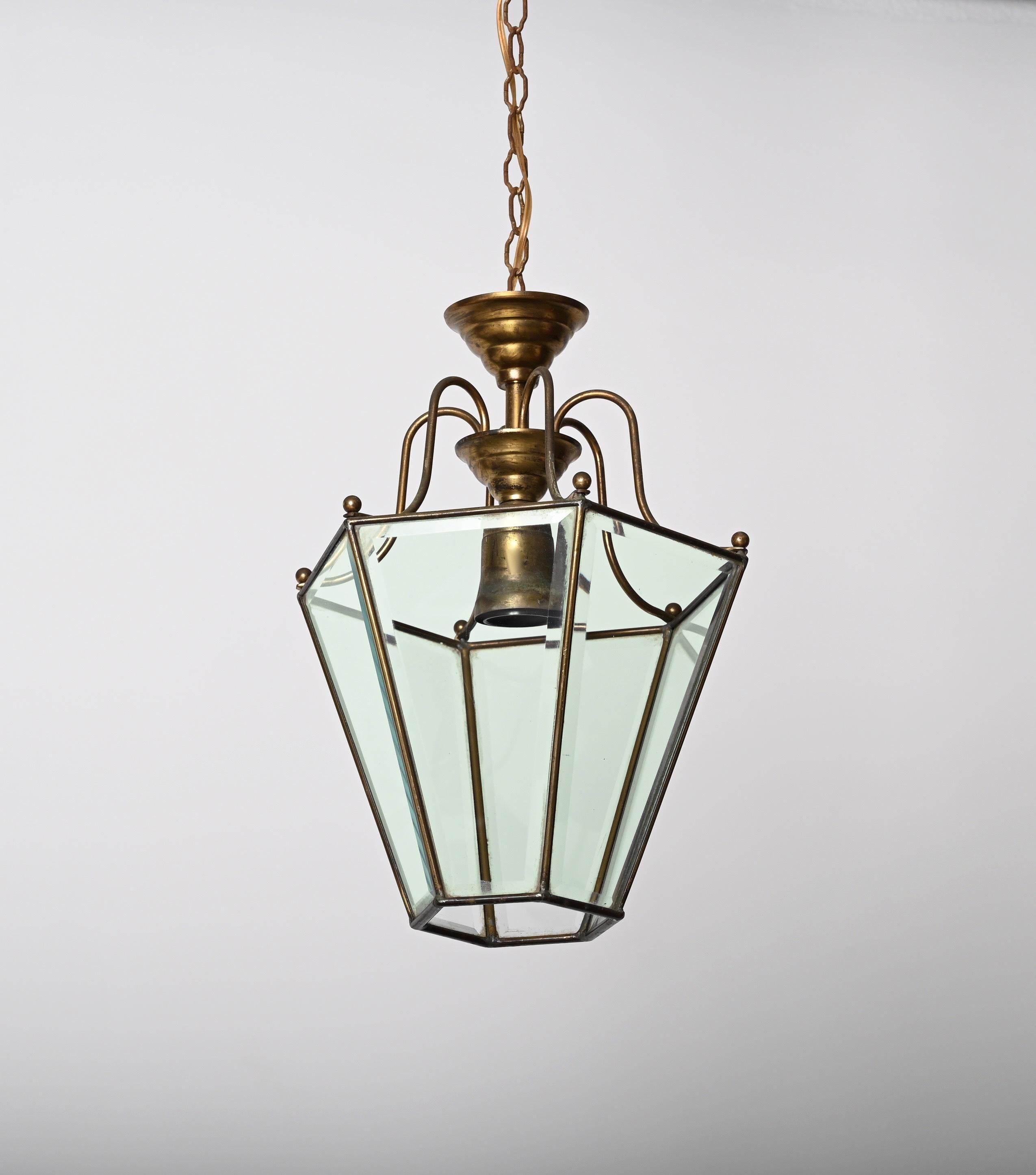 Brass and Beveled Glass Hexagonal Italian Chandelier After Adolf Loos, 1950s In Good Condition For Sale In Roma, IT
