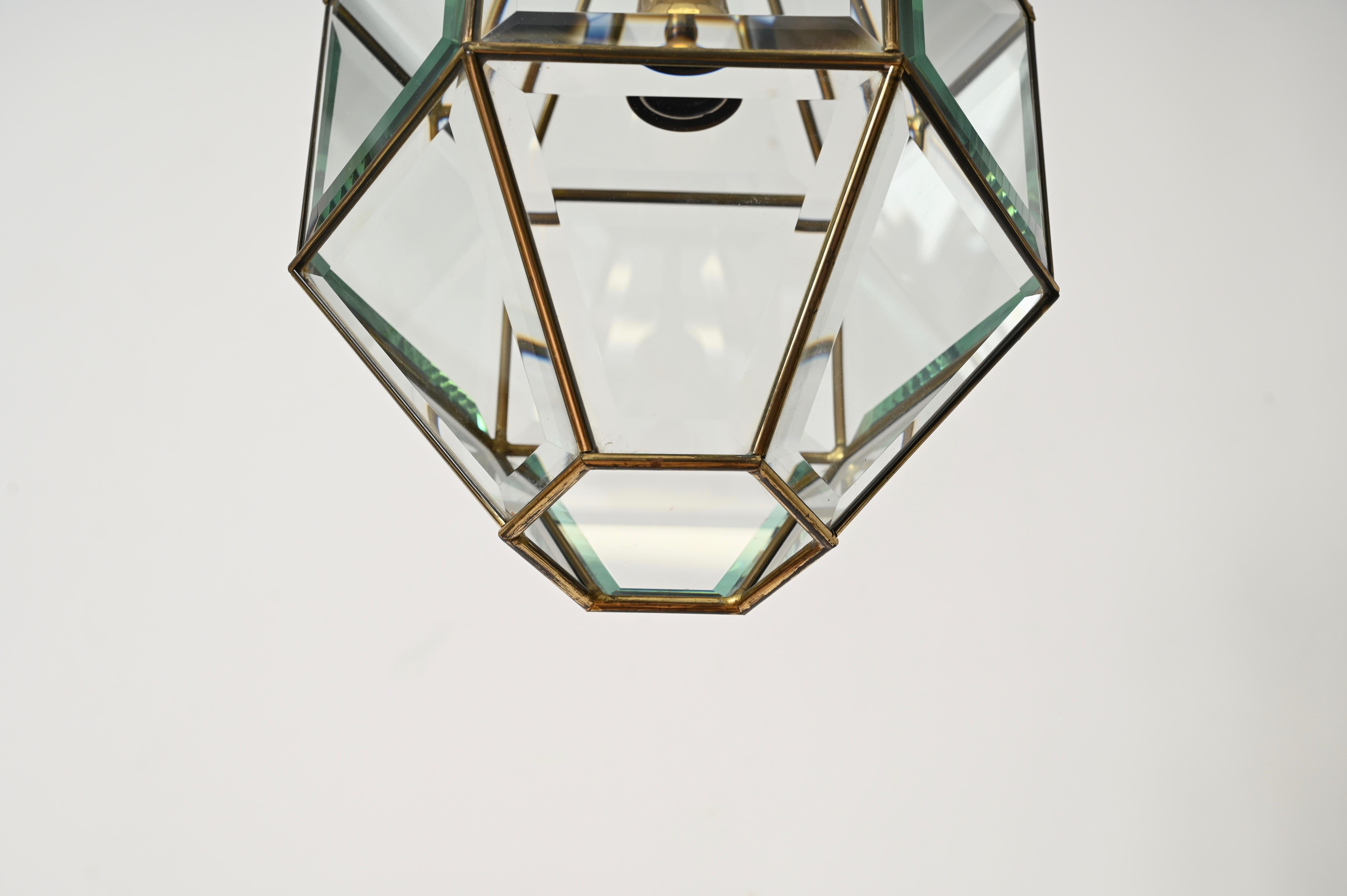 Sechseckiger italienischer Kronleuchter aus Messing und abgeschrägtem Glas nach Fontana Arte, 1950er Jahre im Zustand „Gut“ in Roma, IT