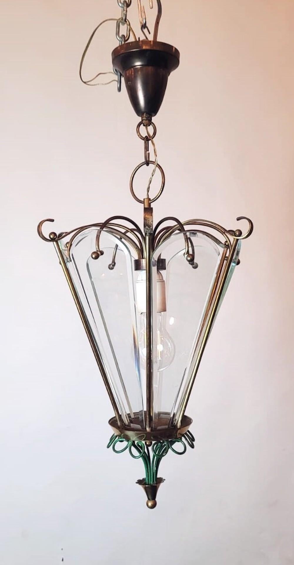 Farol de latón y cristal biselado

Pietro Chiesa

Descendiente de una eminente familia de artistas del Tesino, abrió su propio taller de cristalería en 1921, tras trabajar como aprendiz en la cristalería Giannotti. A principios de la década de 1920,