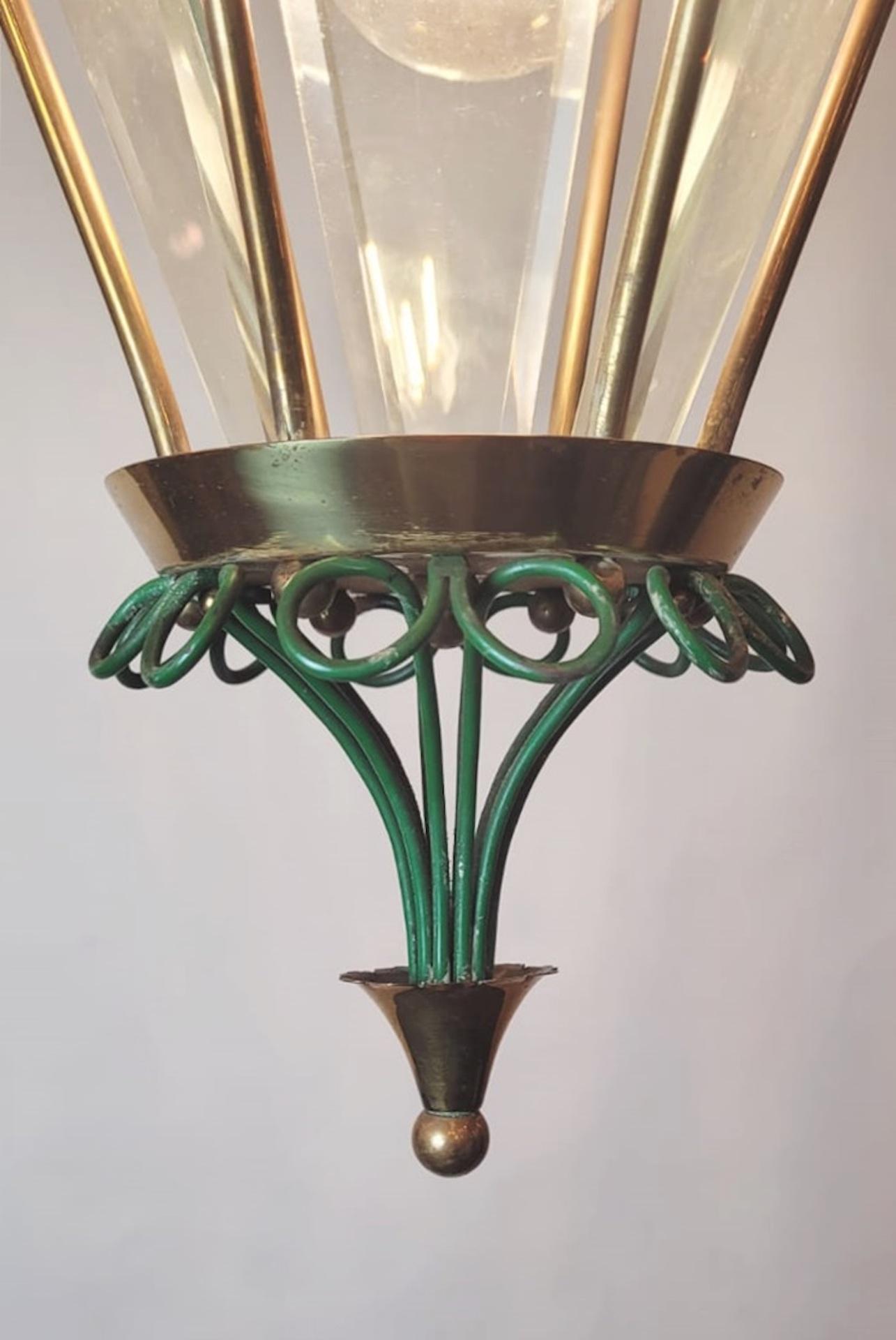 Farol de latón y cristal biselado mediados del siglo XX en venta