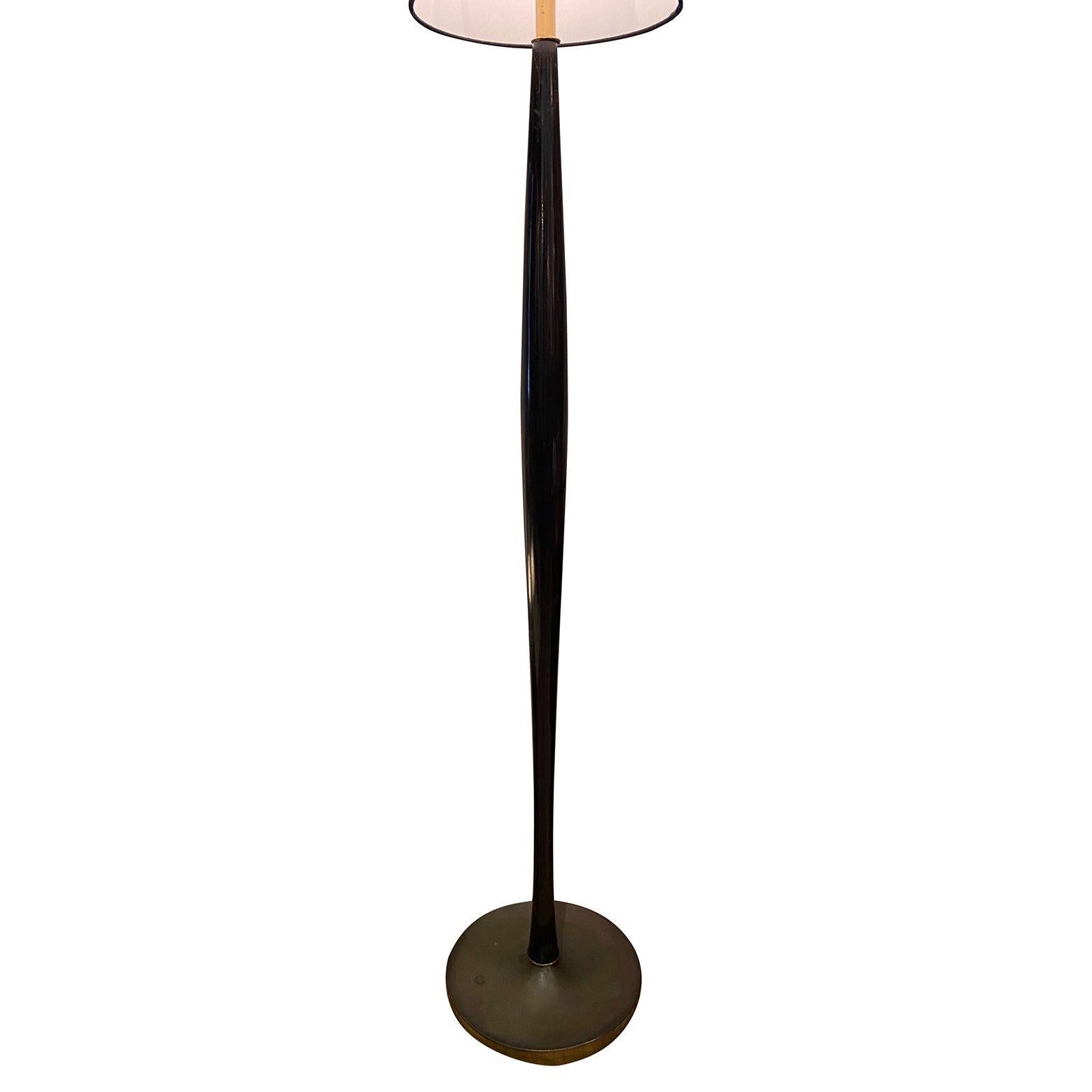 Lampadaire italien des années 1950 en laiton et bois noir ébonisé, attribué à Stilnovo en vente 1