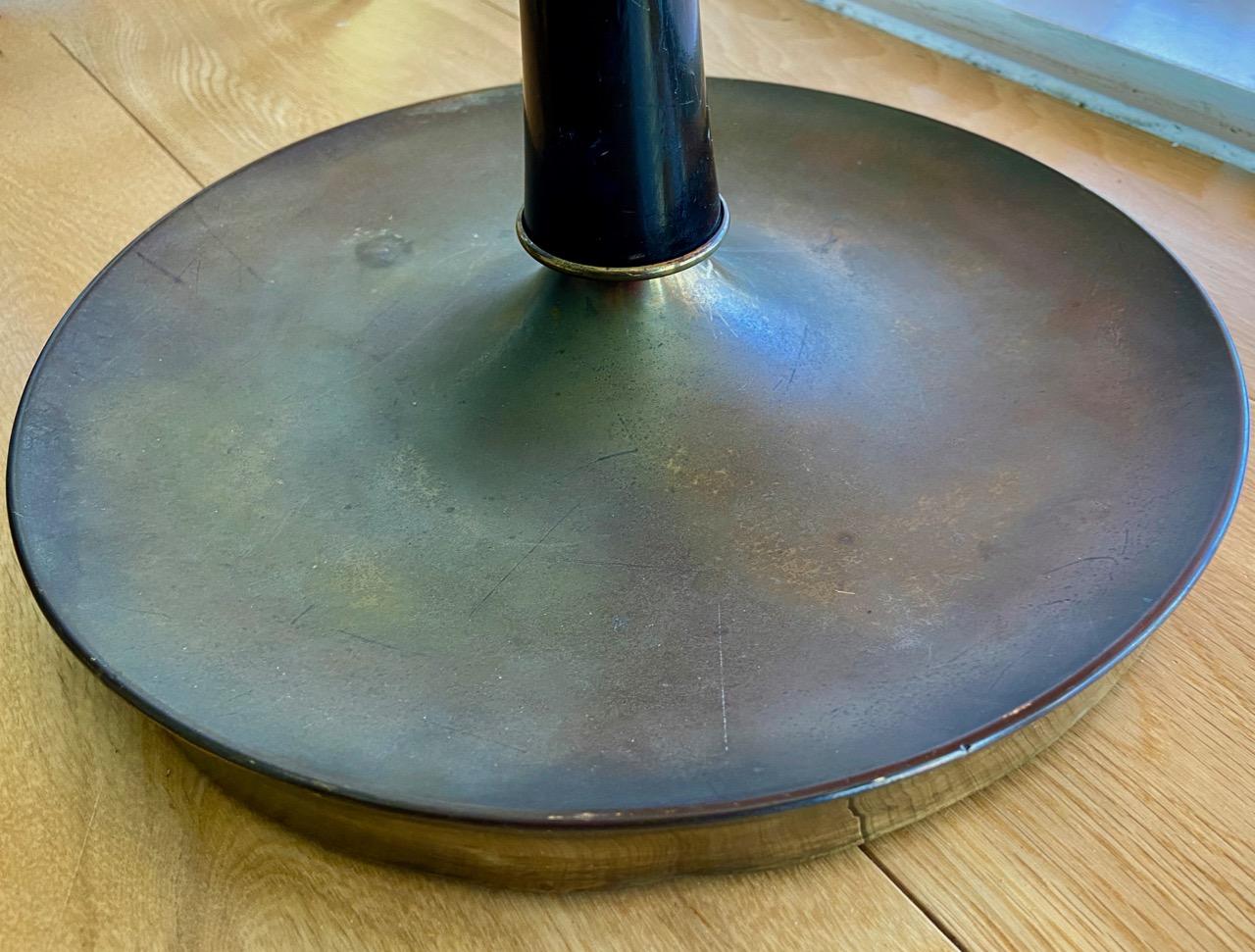 Lampadaire italien des années 1950 en laiton et bois noir ébonisé, attribué à Stilnovo en vente 2