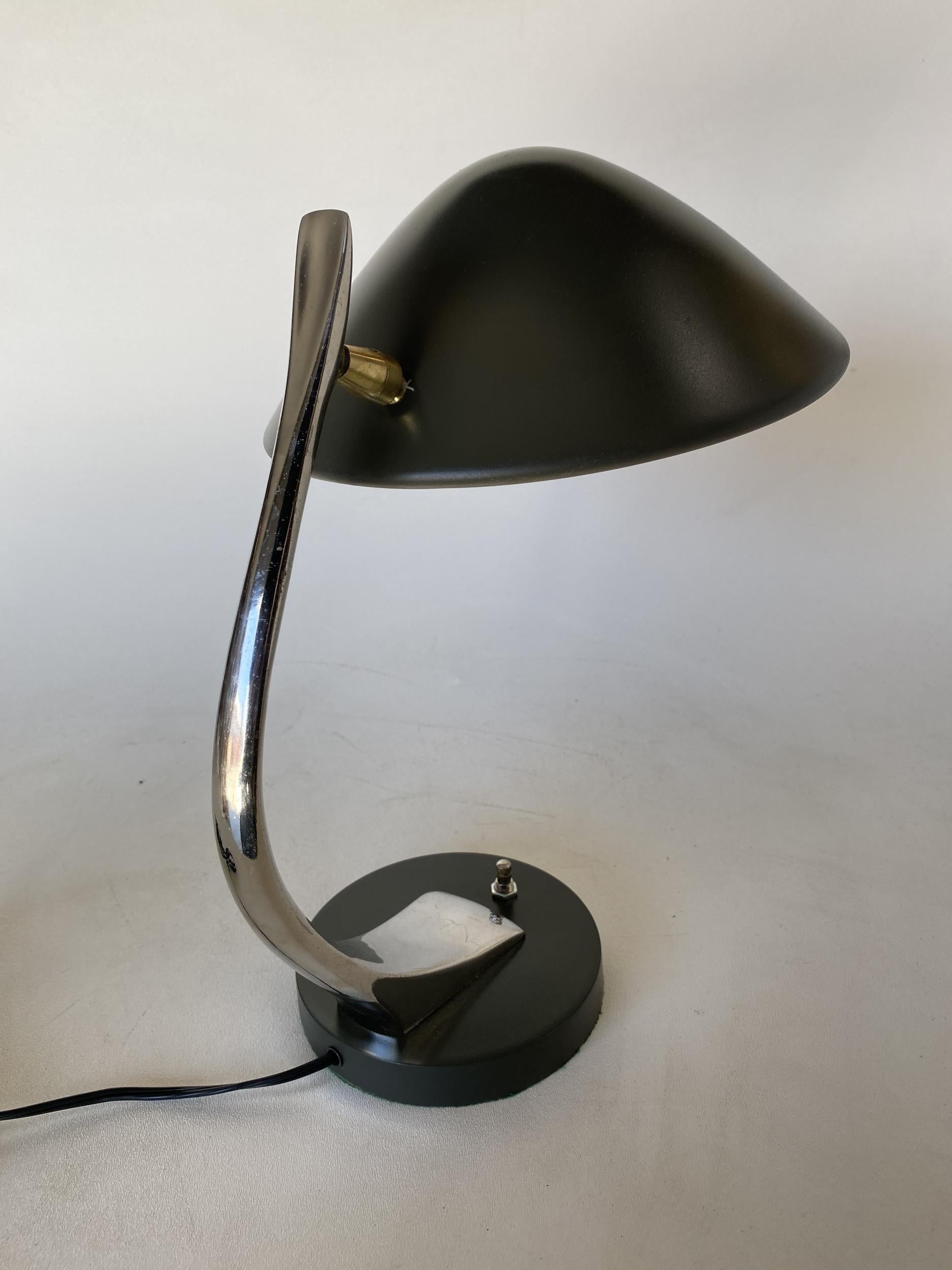 Brass and Black Enamel Cobra Desk Lamp by Laurel In Excellent Condition In Van Nuys, CA