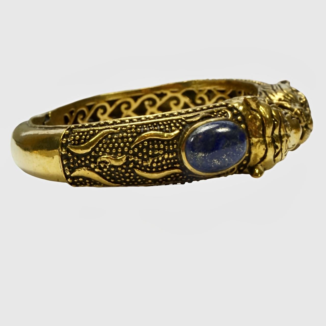 Taglio ovale Bangle con teste di tigre ornate in ottone e smalto nero e lapislazzuli in vendita