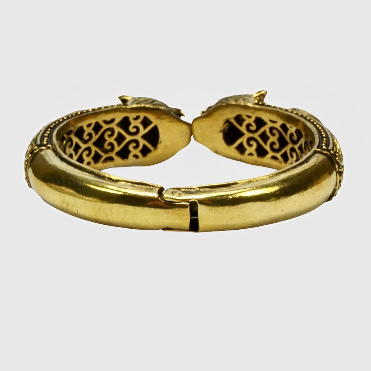 Bangle con teste di tigre ornate in ottone e smalto nero e lapislazzuli In condizioni buone in vendita a London, GB
