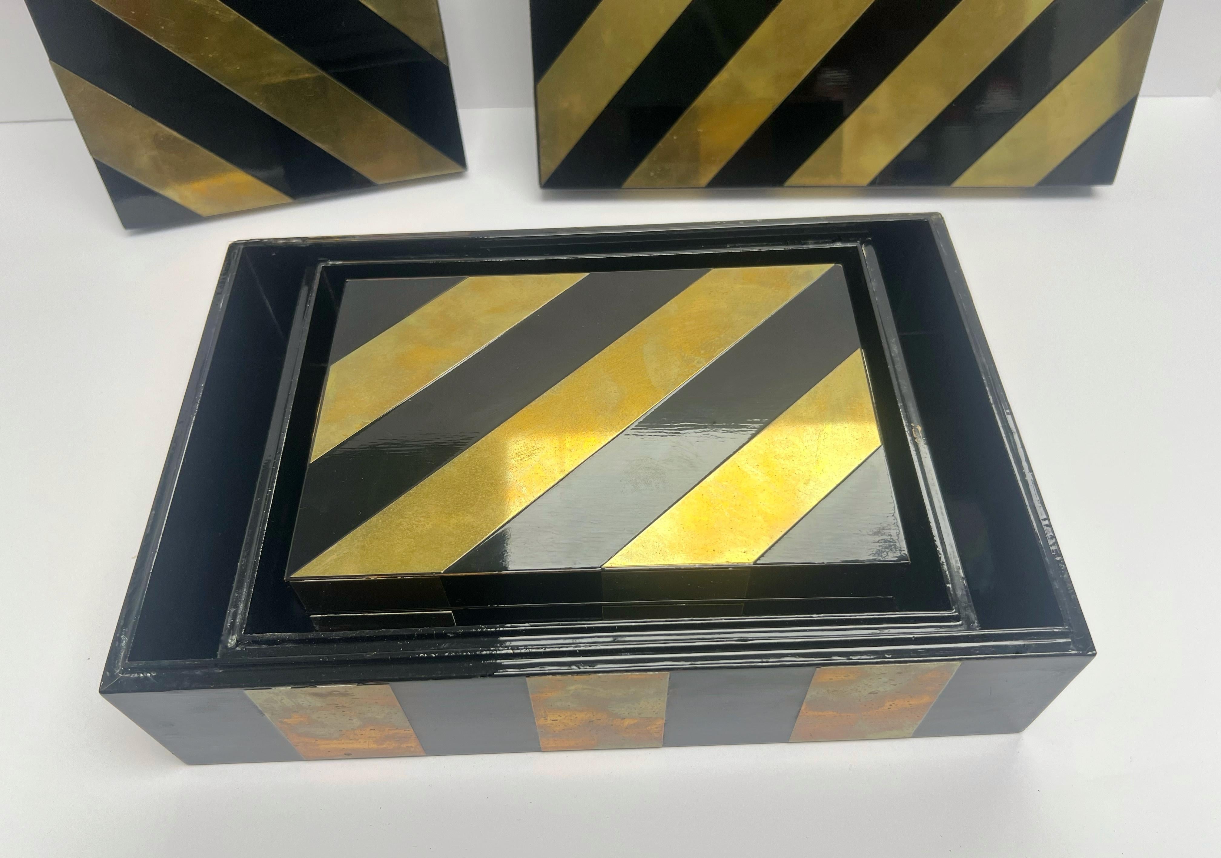 Trío de cajas nido de latón y laca negra finales del siglo XX en venta