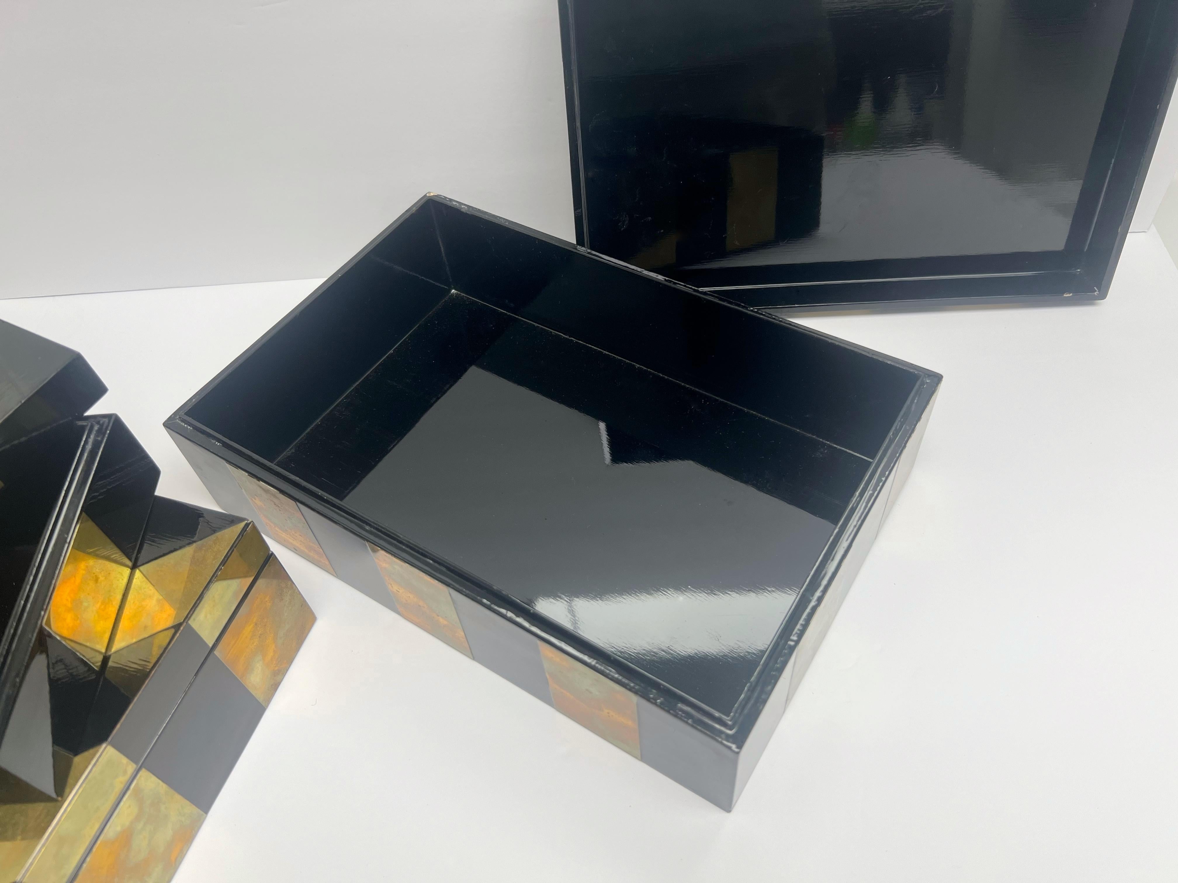 Trío de cajas nido de latón y laca negra Latón en venta