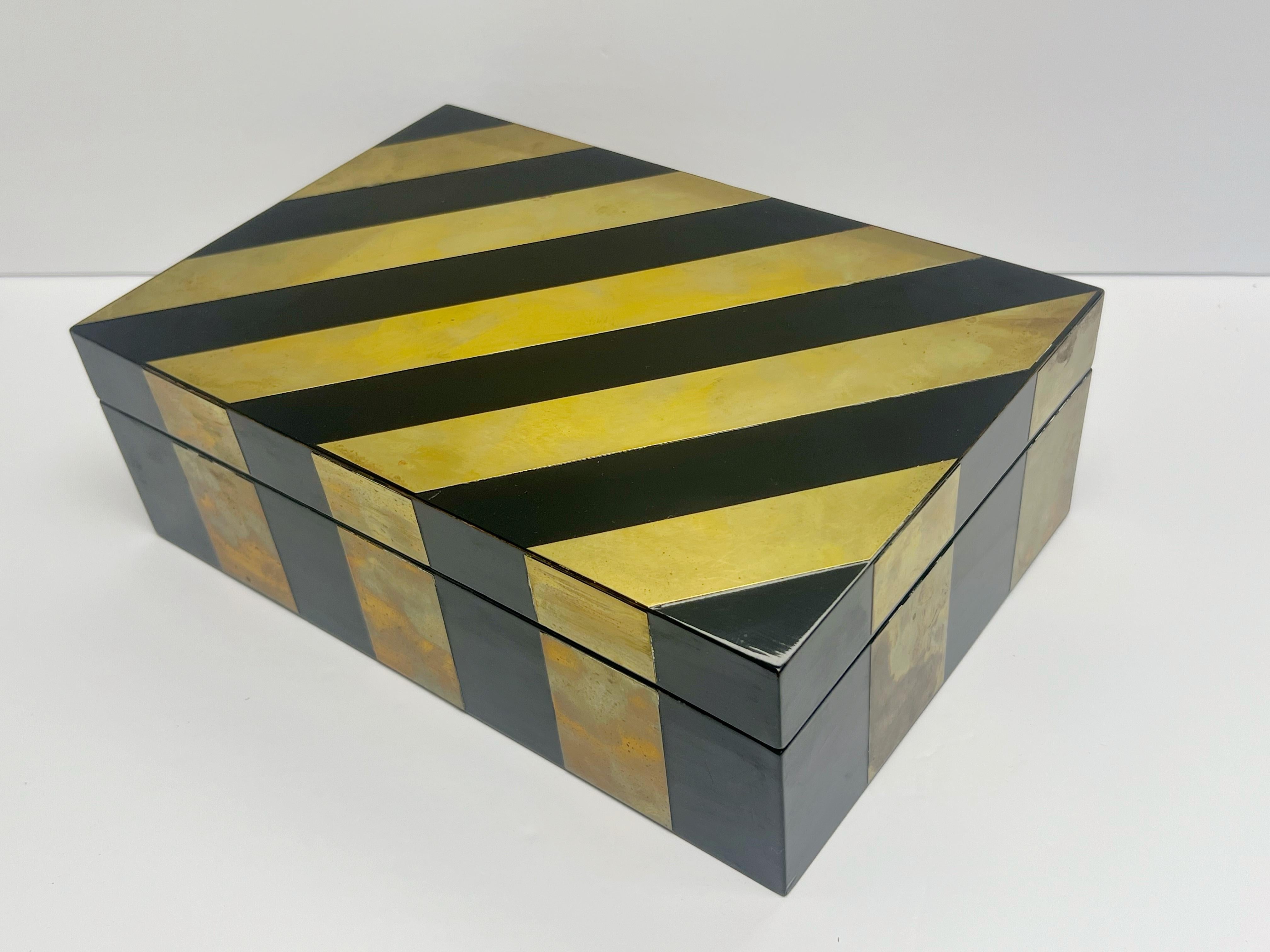 Trío de cajas nido de latón y laca negra en venta 1
