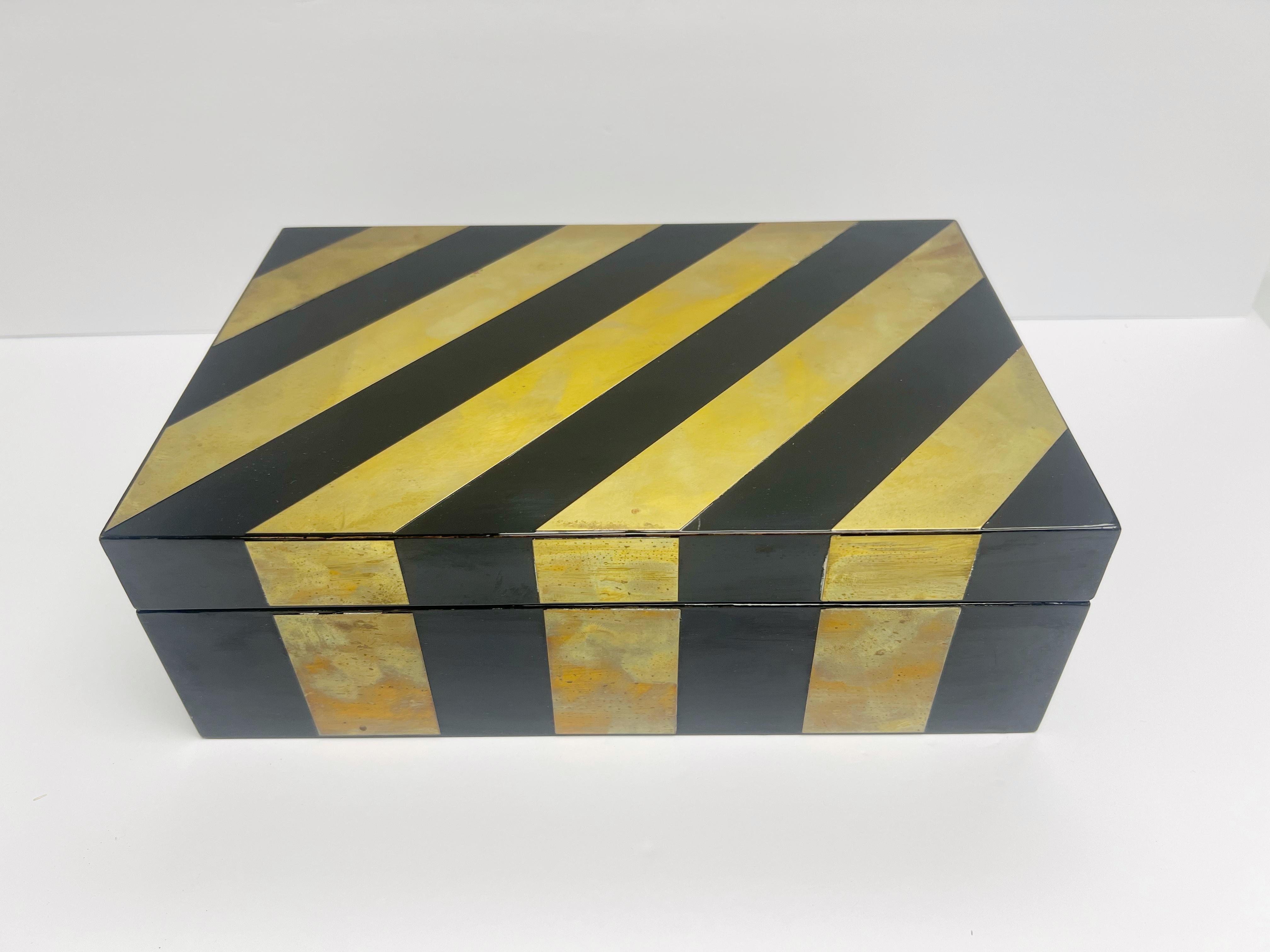 Trío de cajas nido de latón y laca negra en venta 2