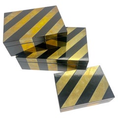 Trío de cajas nido de latón y laca negra