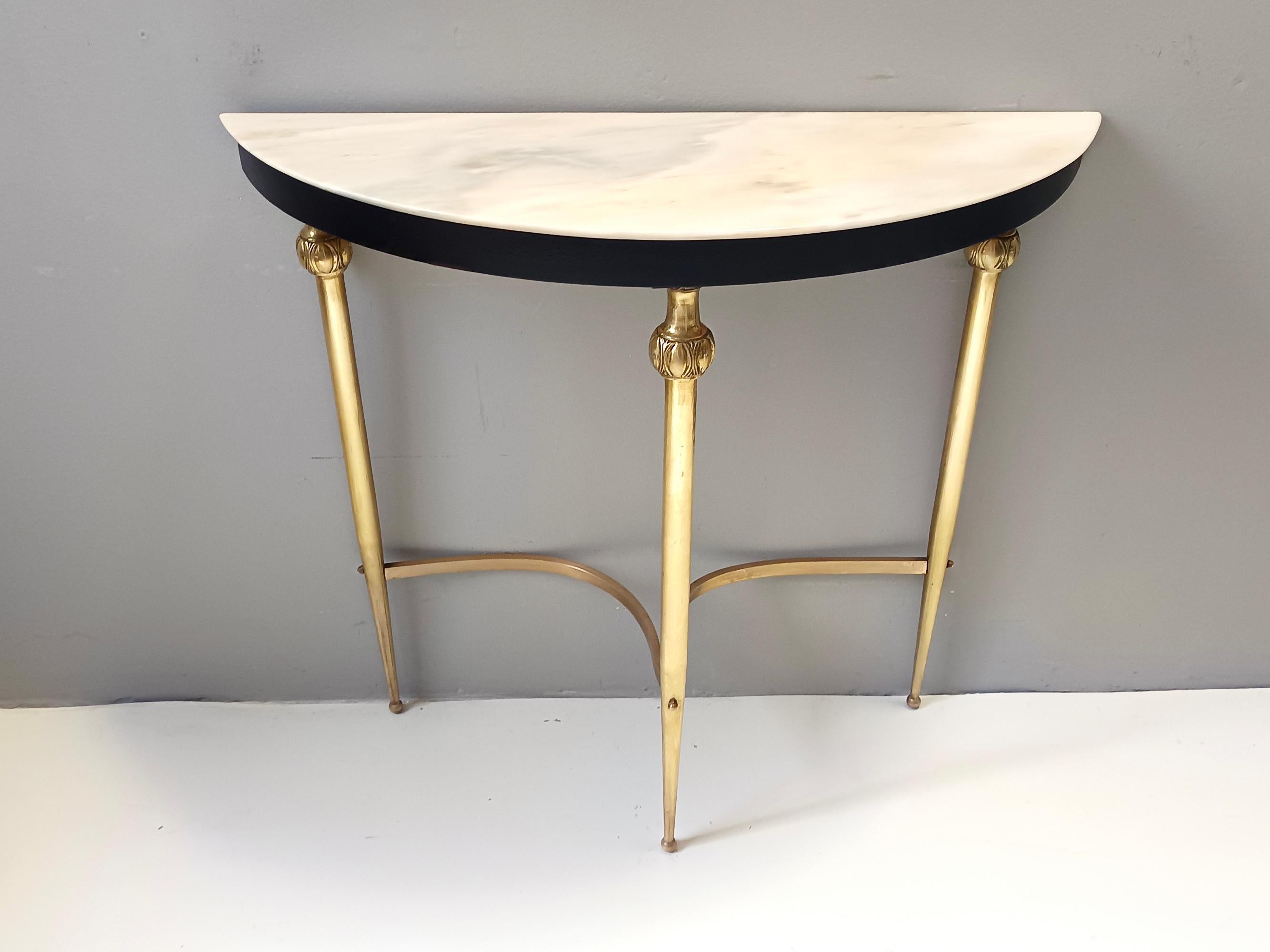 Mesa Consola de Haya Lacada en Latón y Negro con Tapa de Mármol Demilune, Italia Italiano en venta