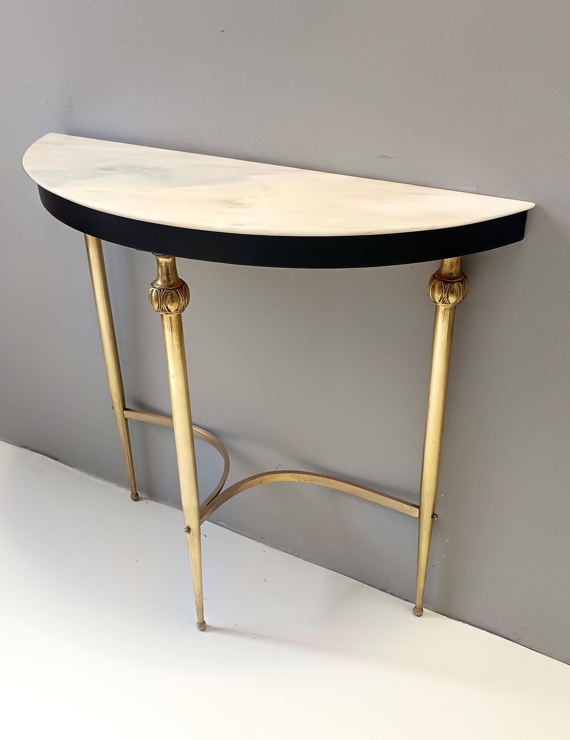 Mesa Consola de Haya Lacada en Latón y Negro con Tapa de Mármol Demilune, Italia Lacado en venta