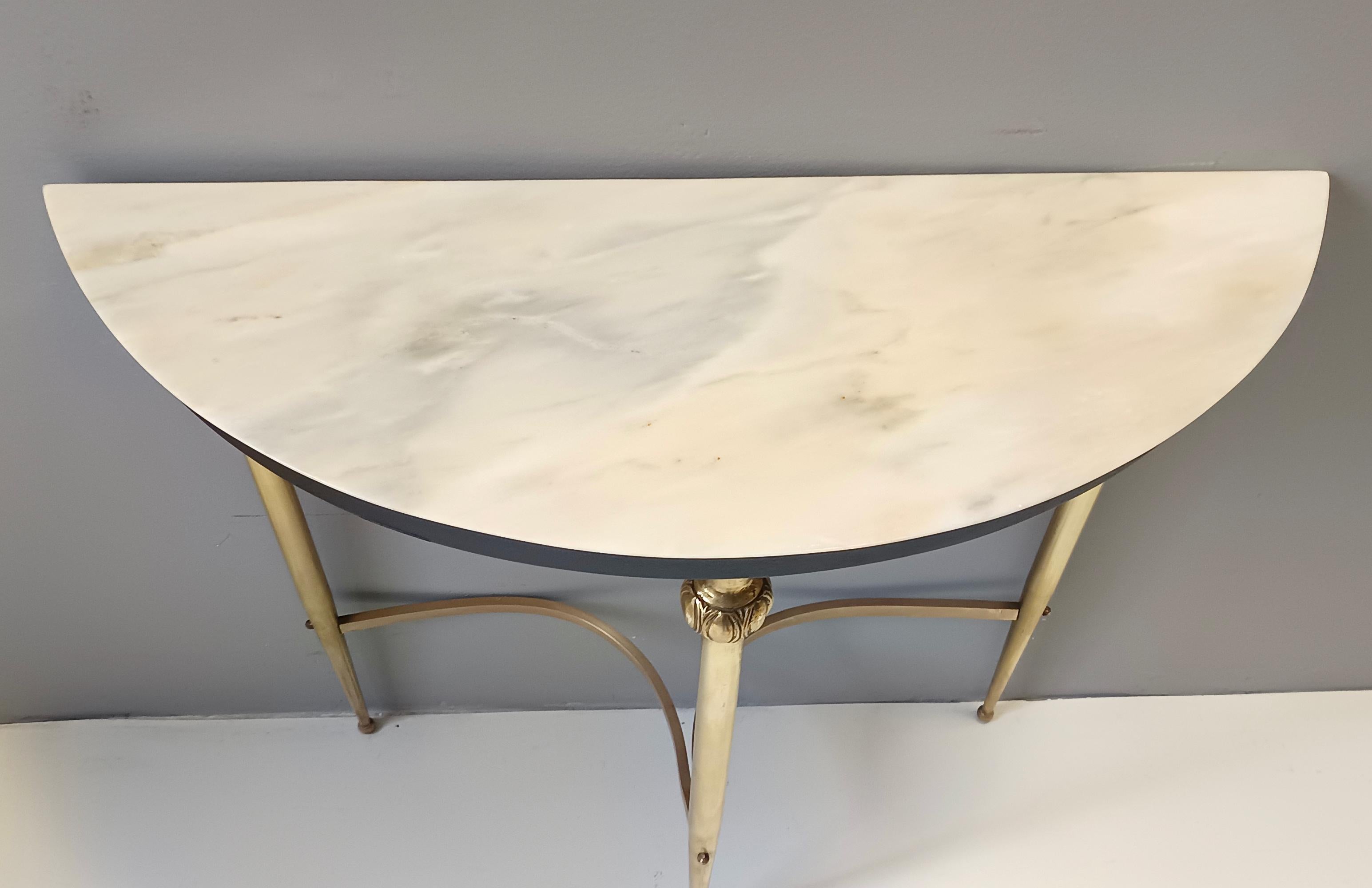 Mesa Consola de Haya Lacada en Latón y Negro con Tapa de Mármol Demilune, Italia en Excelente estado para la venta en Bresso, Lombardy