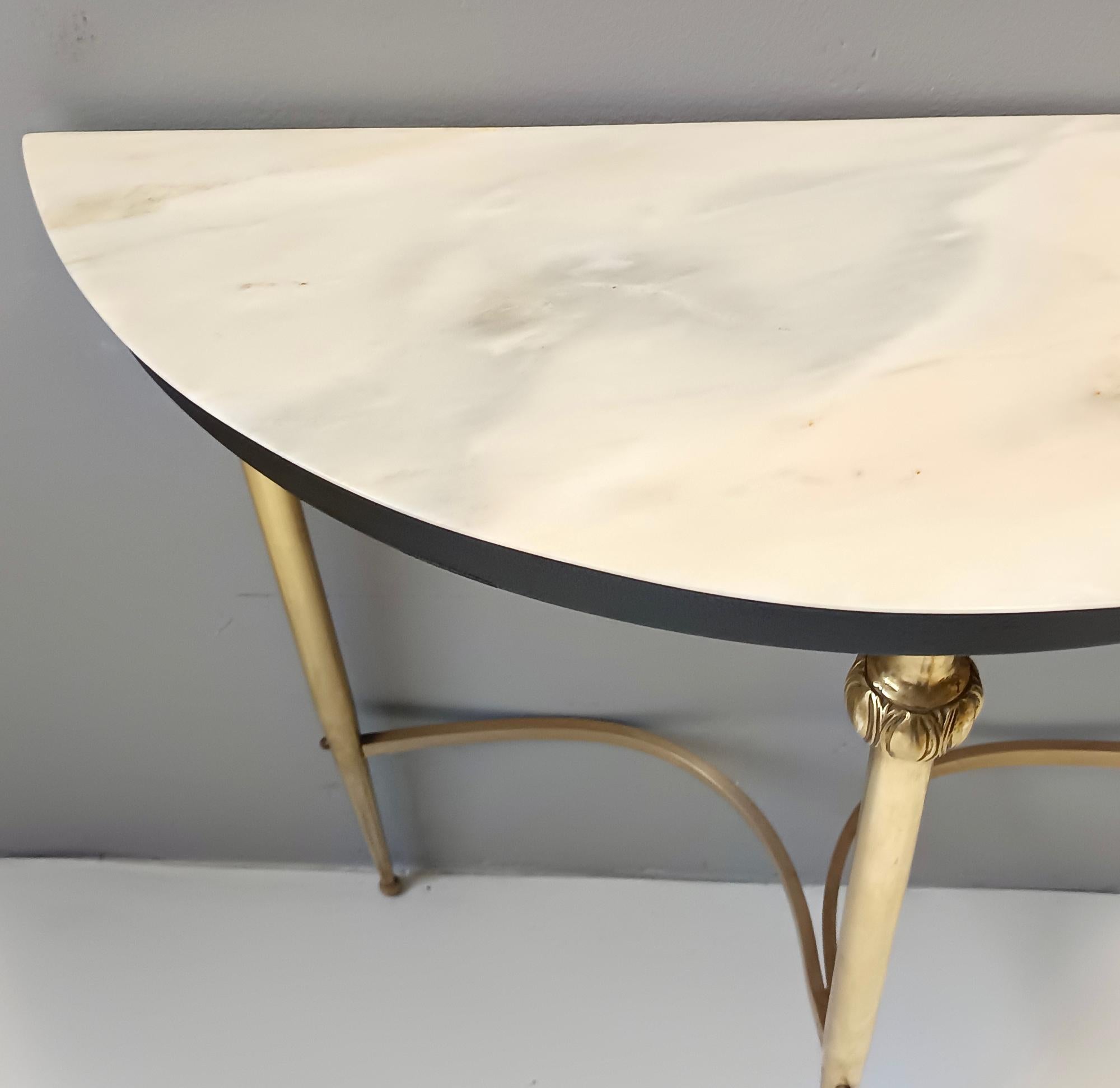 Mesa Consola de Haya Lacada en Latón y Negro con Tapa de Mármol Demilune, Italia mediados del siglo XX en venta