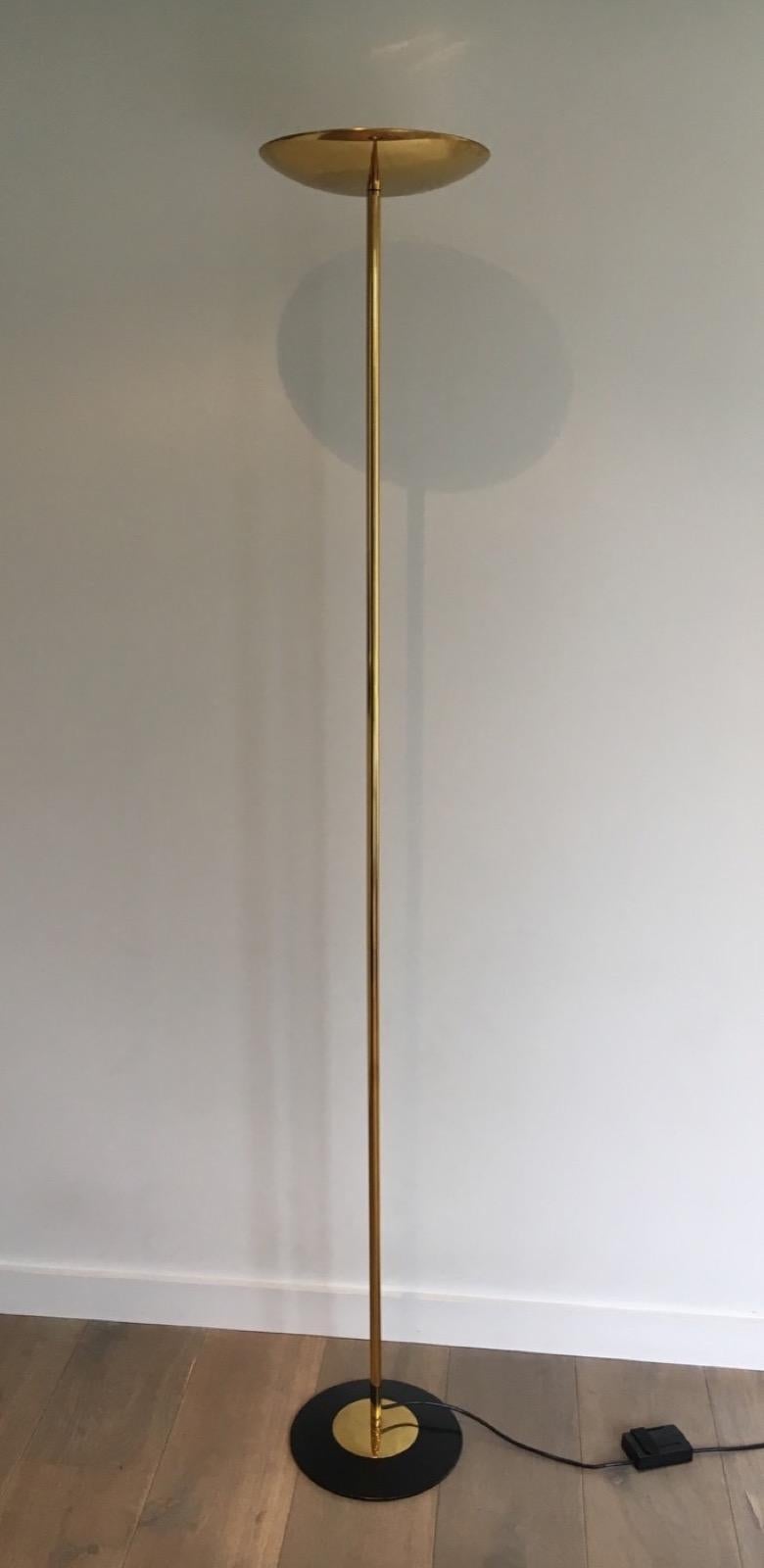 This floor lamp is made of brass and of a round black lacquered base. This is a Halogene light with dimmer. This is a French work, circa 1970.