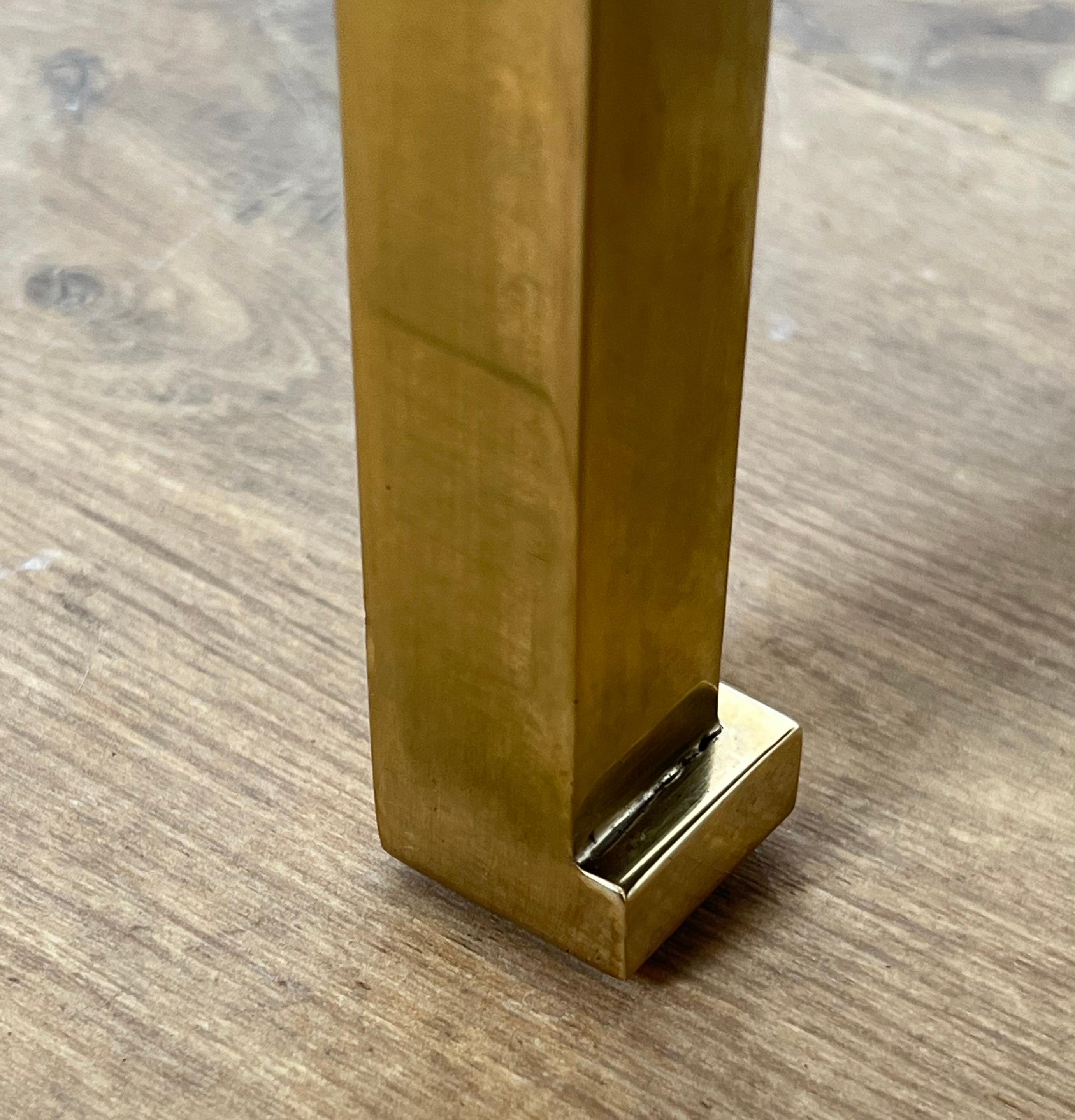 Tavolino in ottone e metallo laccato nero con ripiani in celluloide ambra in vendita 11