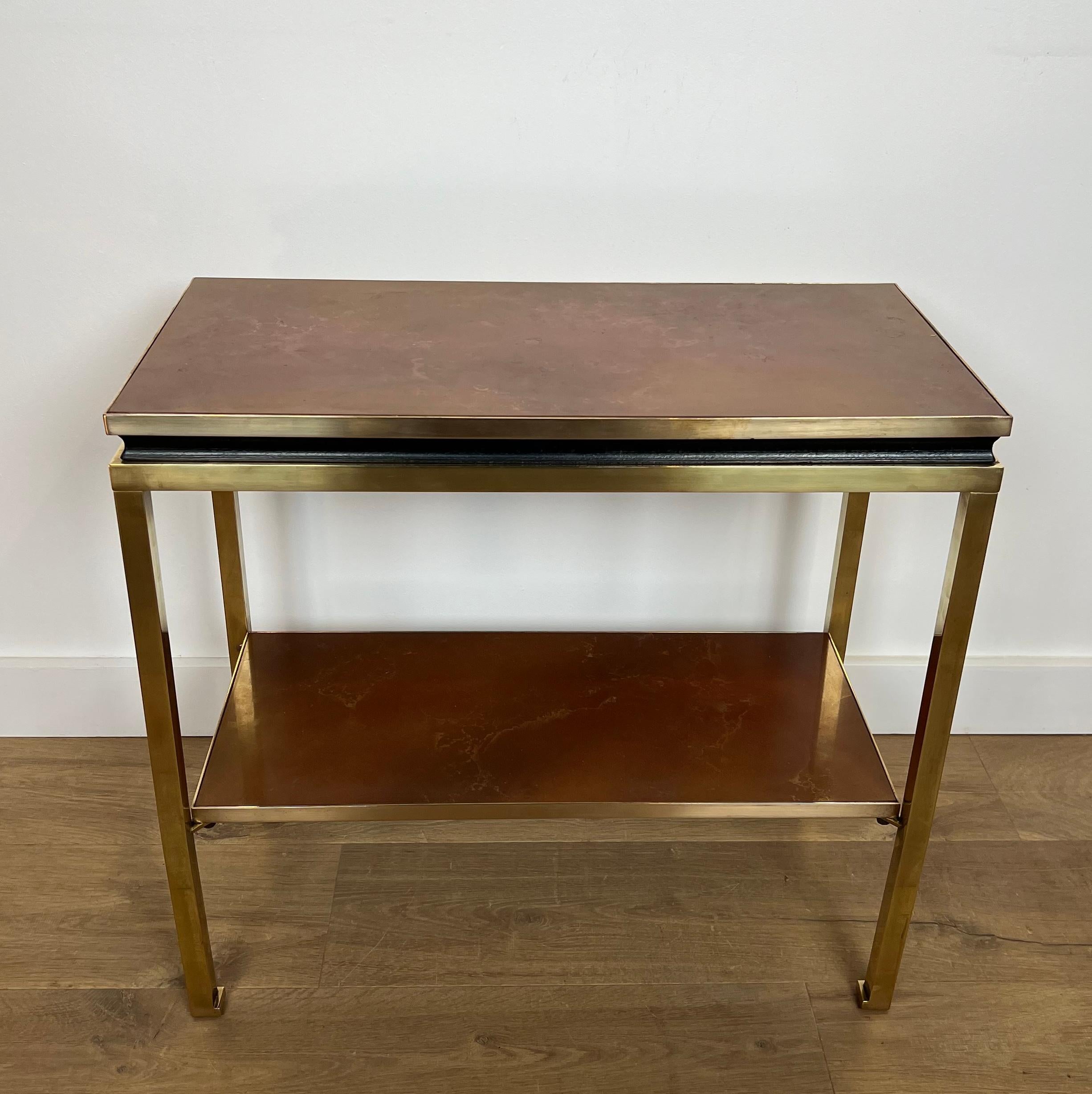 Mid-Century moderno Tavolino in ottone e metallo laccato nero con ripiani in celluloide ambra in vendita