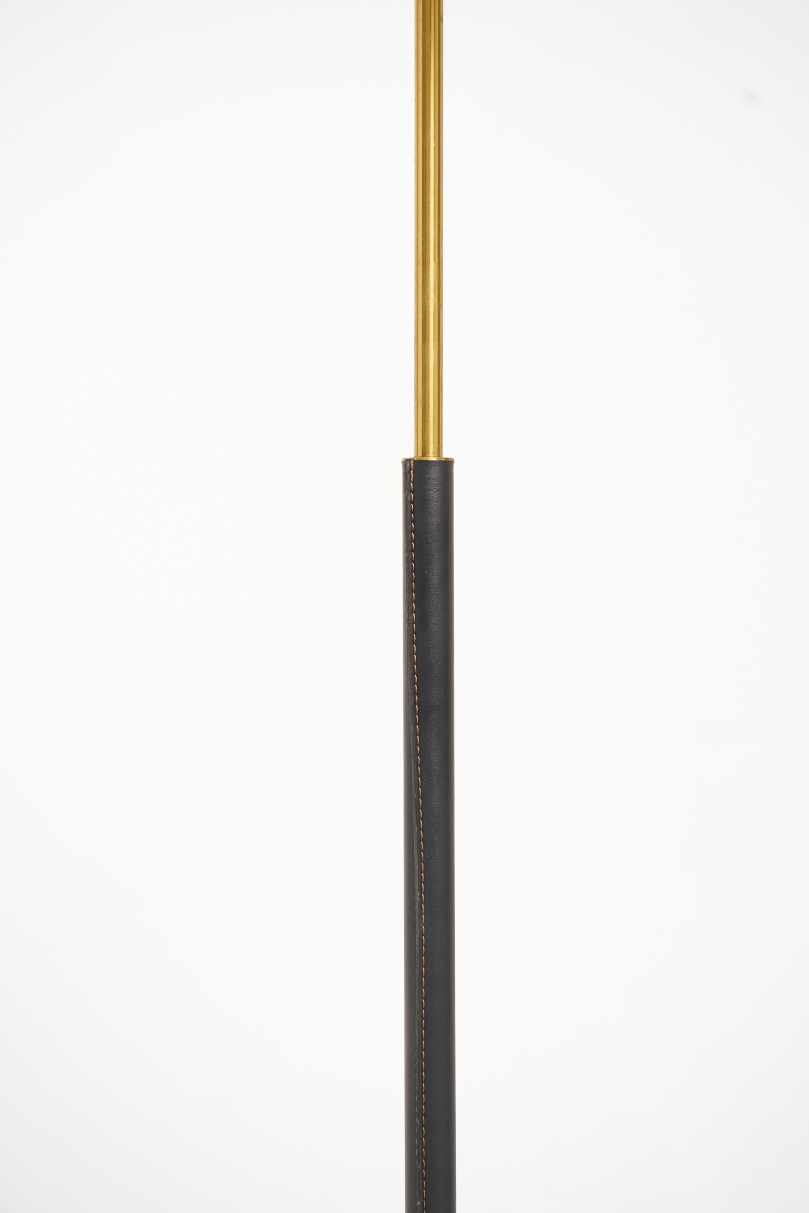 Eine Stehlampe aus Messing und schwarzem Leder von Falkenbergs Belysning.
Schweden, drittes Quartal des 20. Jahrhunderts
Mit dem Schirm: 145,5 cm Höhe und 41 cm Durchmesser
Nur Lampenfuß: 125,5 cm Höhe und 23,5 cm Durchmesser