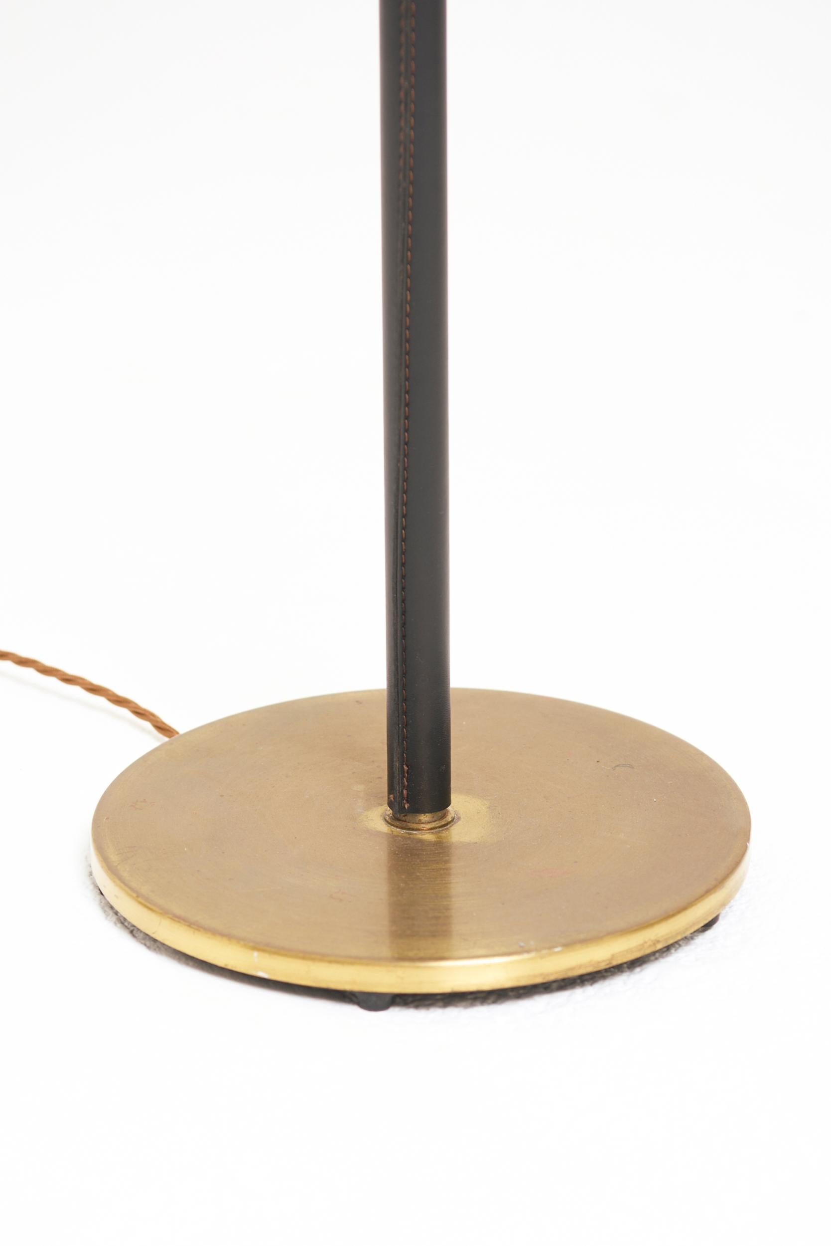 Stehlampe aus Messing und schwarzem Leder (Schwedisch) im Angebot