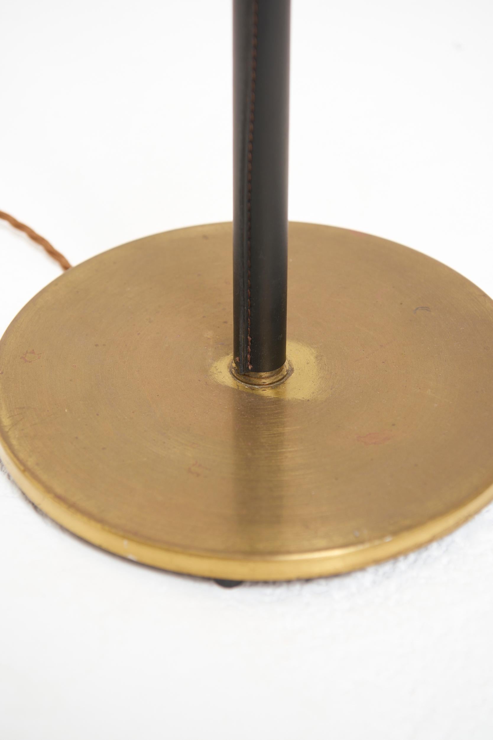 Stehlampe aus Messing und schwarzem Leder im Zustand „Gut“ im Angebot in London, GB