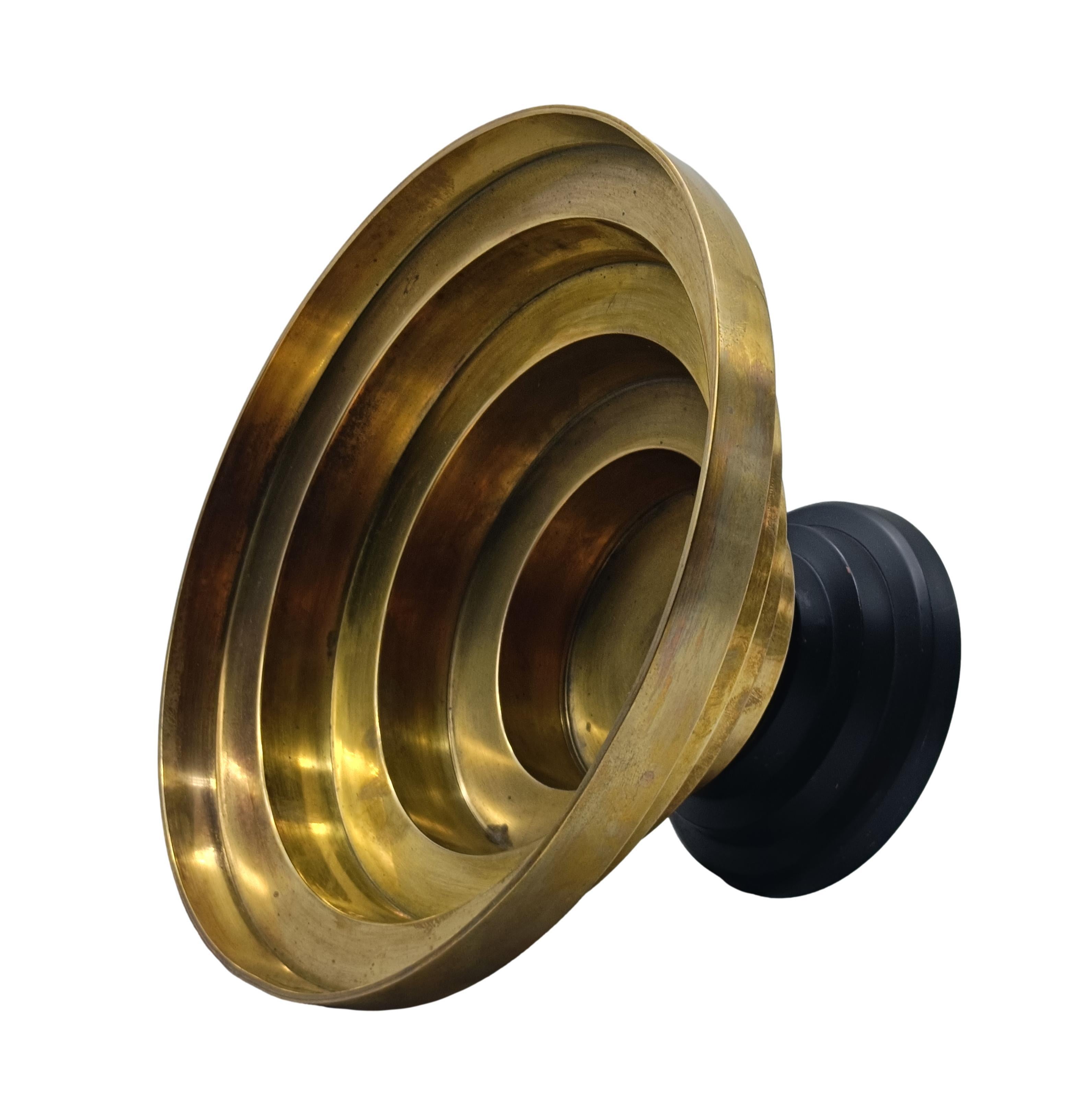 Metallo Centrotavola in ottone e metallo nero, Italia, anni '70 in vendita