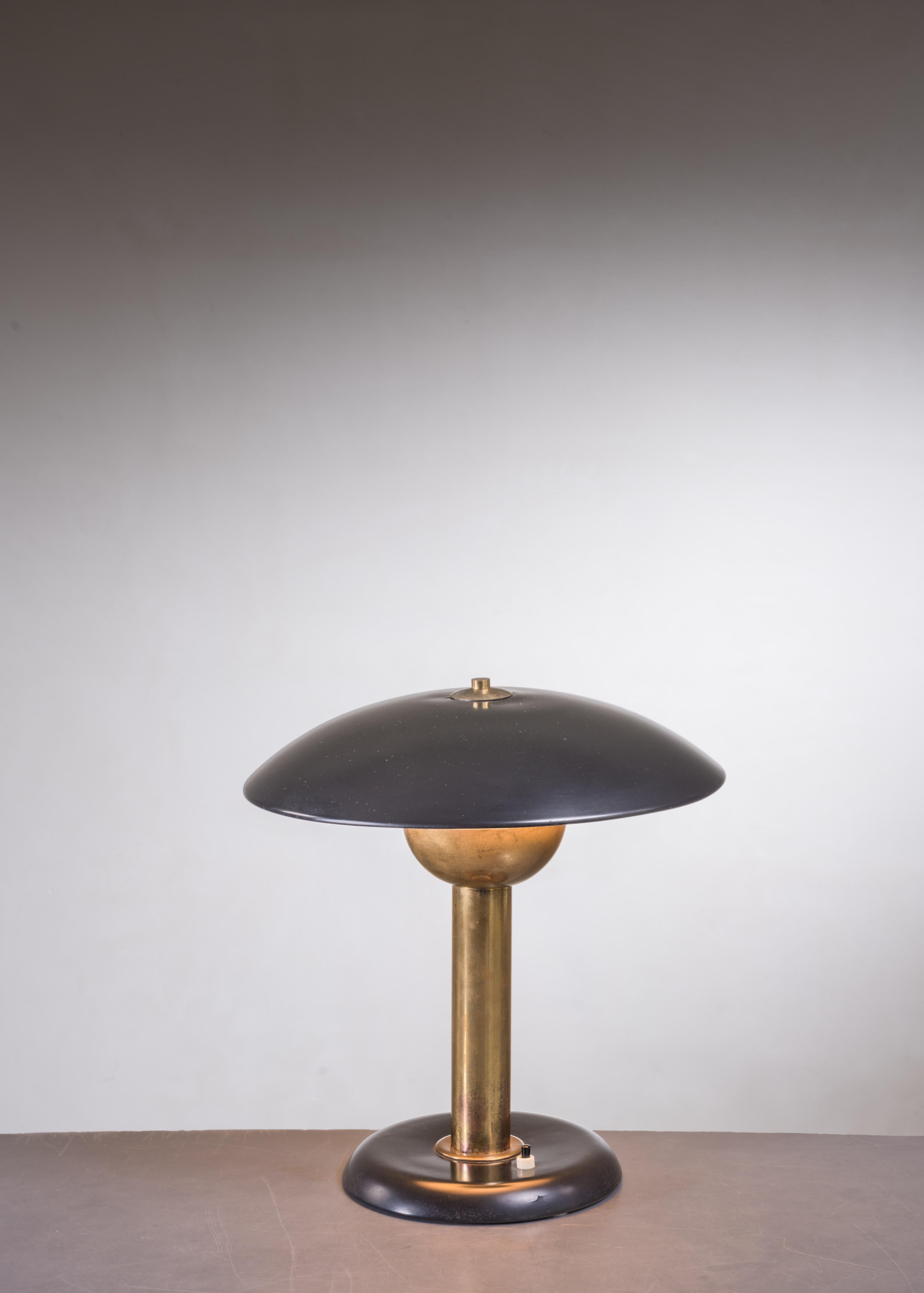 Mid-Century Modern Brass and Black Metal Table Lamp For Sale