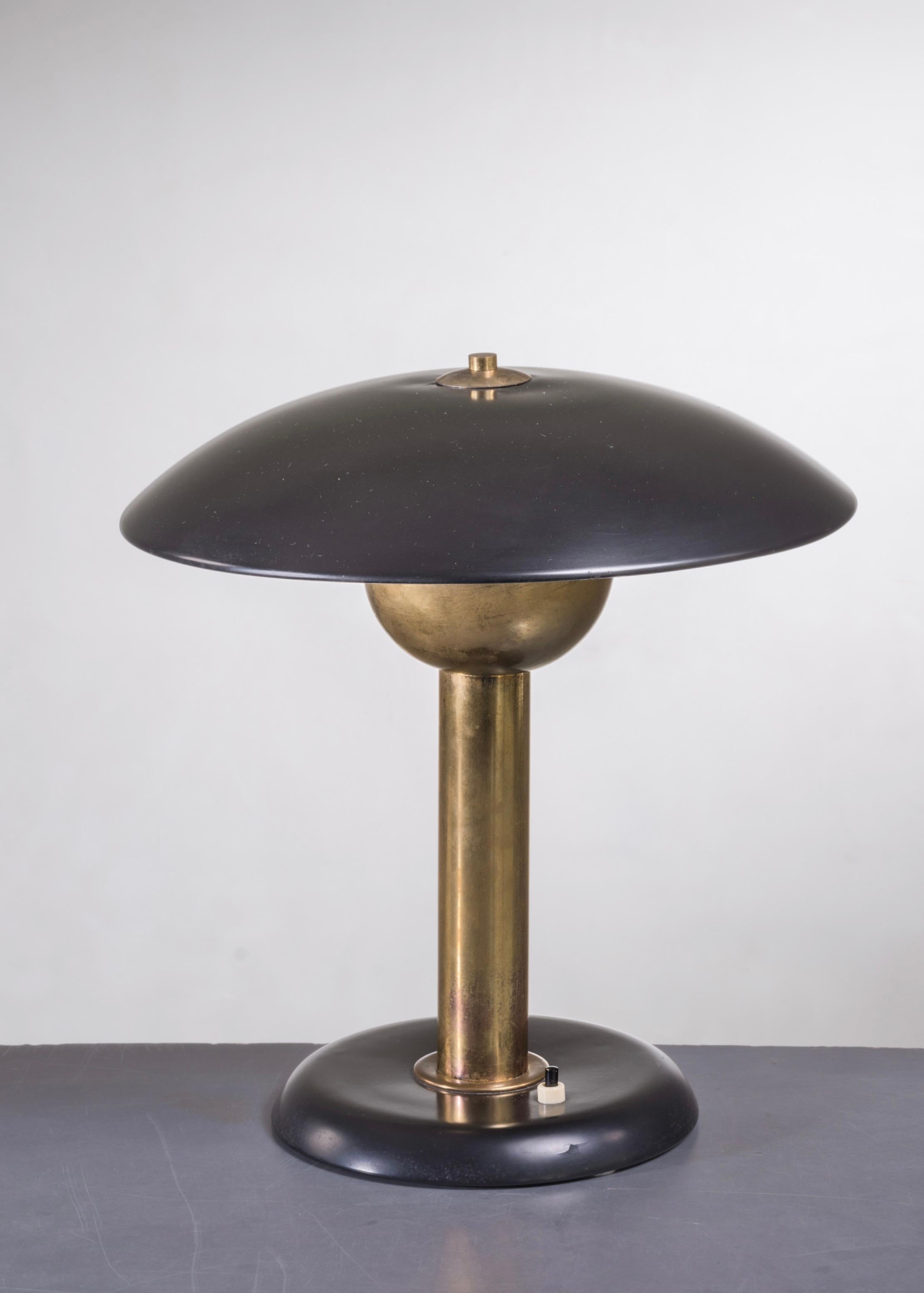 Italian Brass and Black Metal Table Lamp For Sale