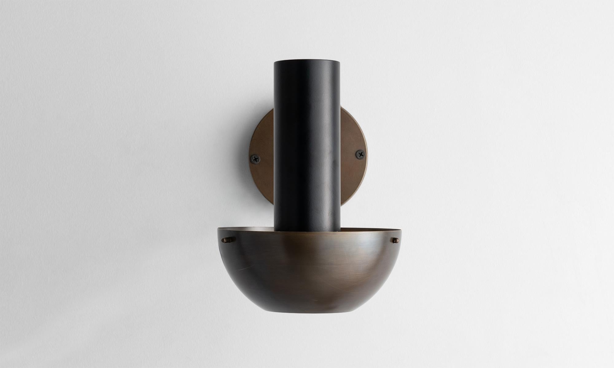 Mid-Century Modern Brass and Black Metal Wall Sconce with Adjustable Arm, Made in Italy For Sale