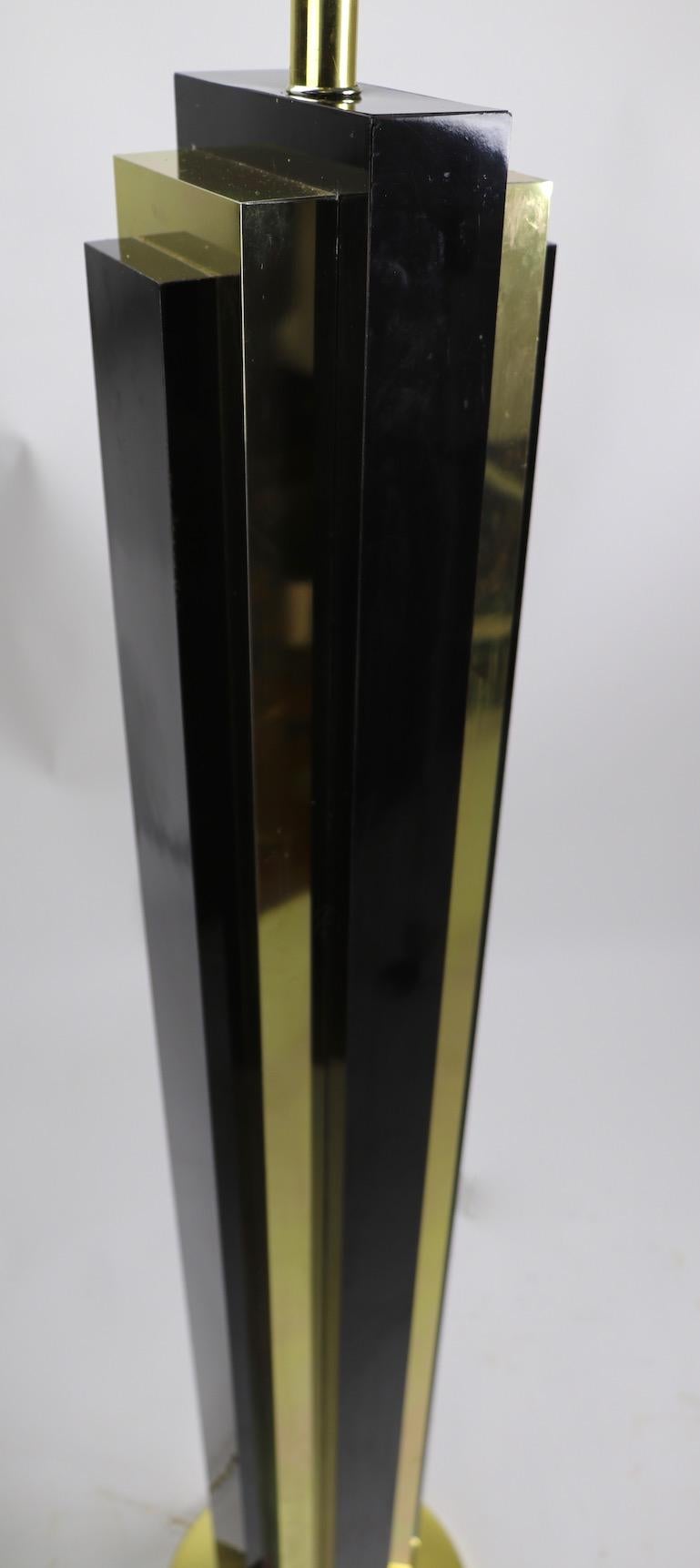 Lampadaire gratte-ciel en laiton et noir d’après Springer Bon état - En vente à New York, NY