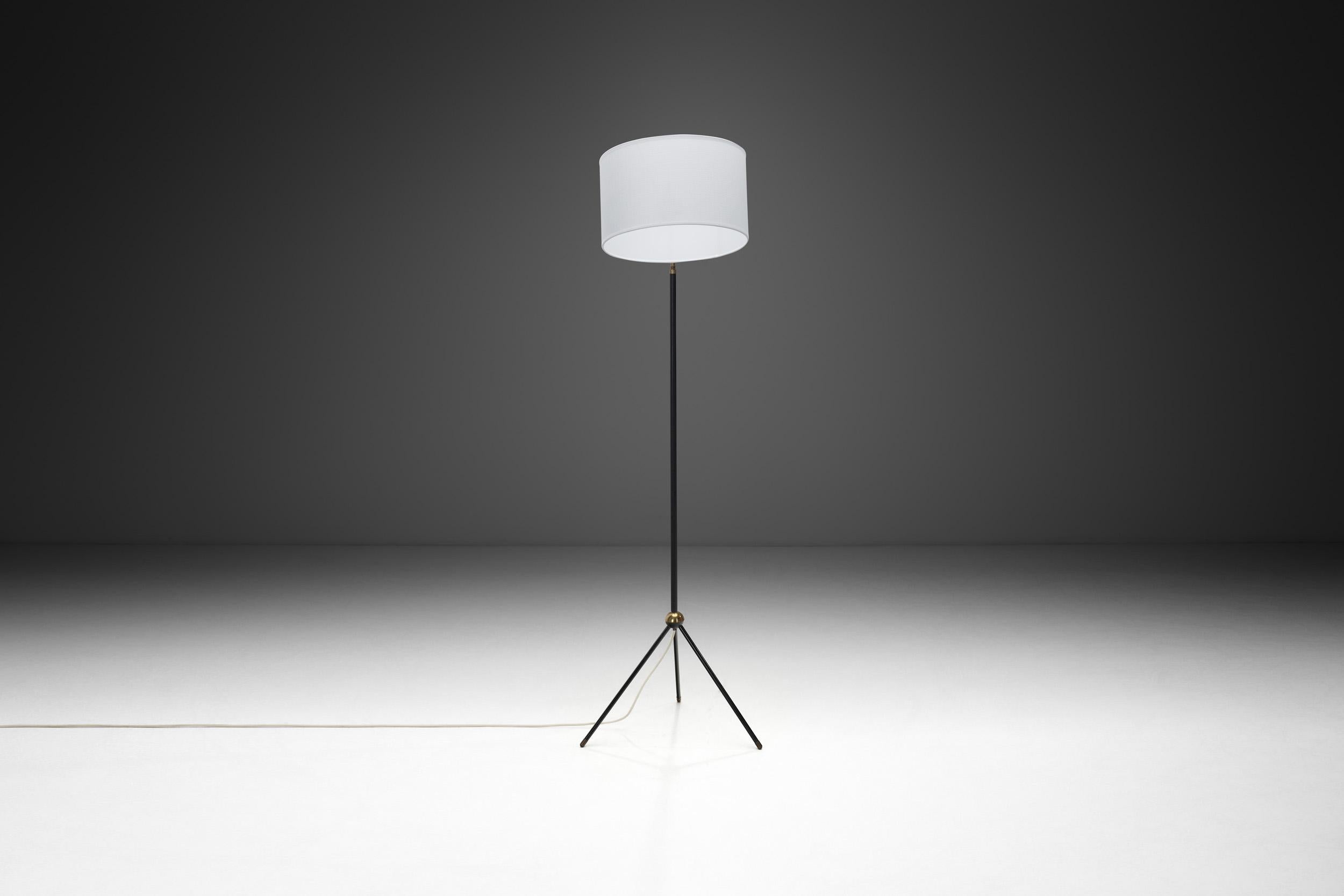 Brass and Black Steel Floor Lamp with Tripod Base, France 1950s In Good Condition For Sale In Utrecht, NL