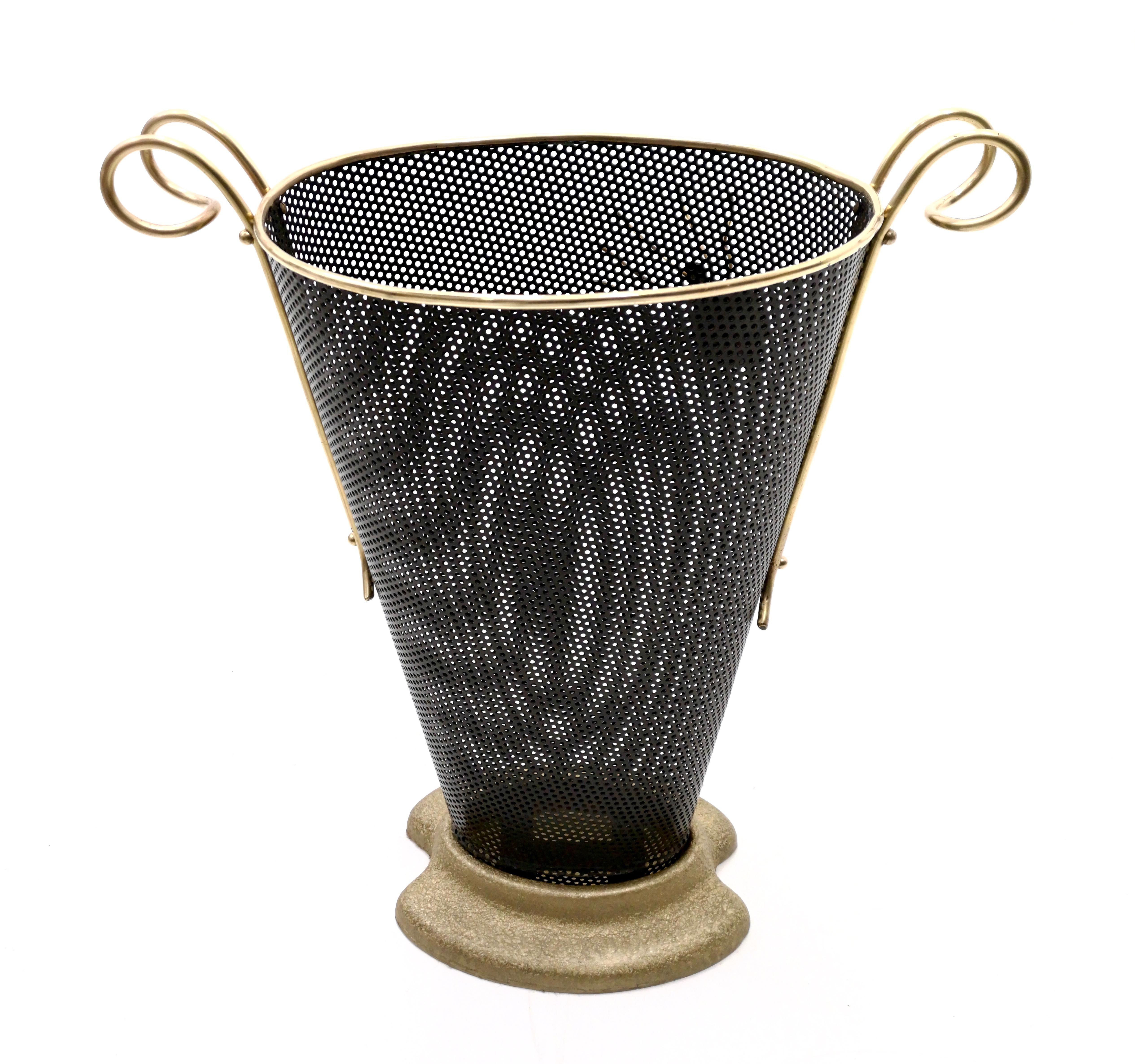 Vintage Black Varnished Metal Umbrella Stand with a Brass Spider, Italy In Excellent Condition In Bresso, Lombardy
